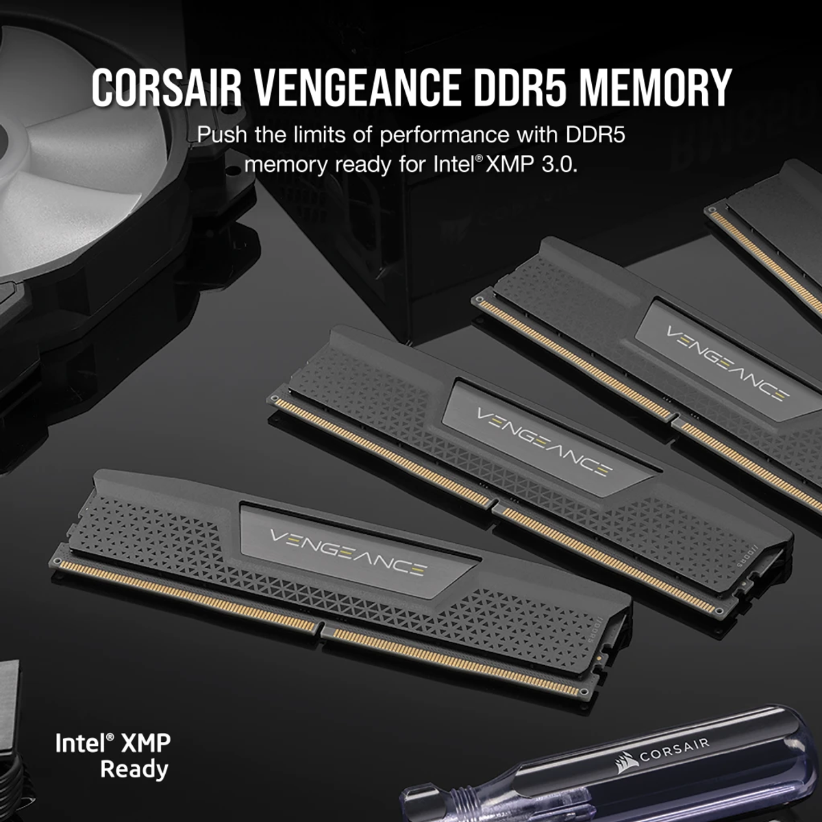 Zdjęcie przedstawia moduły pamięci Corsair Vengeance DDR5. Są czarne ze złotymi akcentami, ułożone na odblaskowej powierzchni. Widoczne jest logo Corsair.