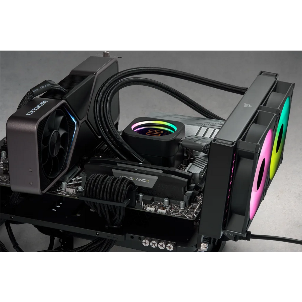 Konfiguracja podzespołów PC, w tym GPU, chłodzenie CPU, RAM i płyta główna, z oświetleniem RGB. Ciemny motyw.