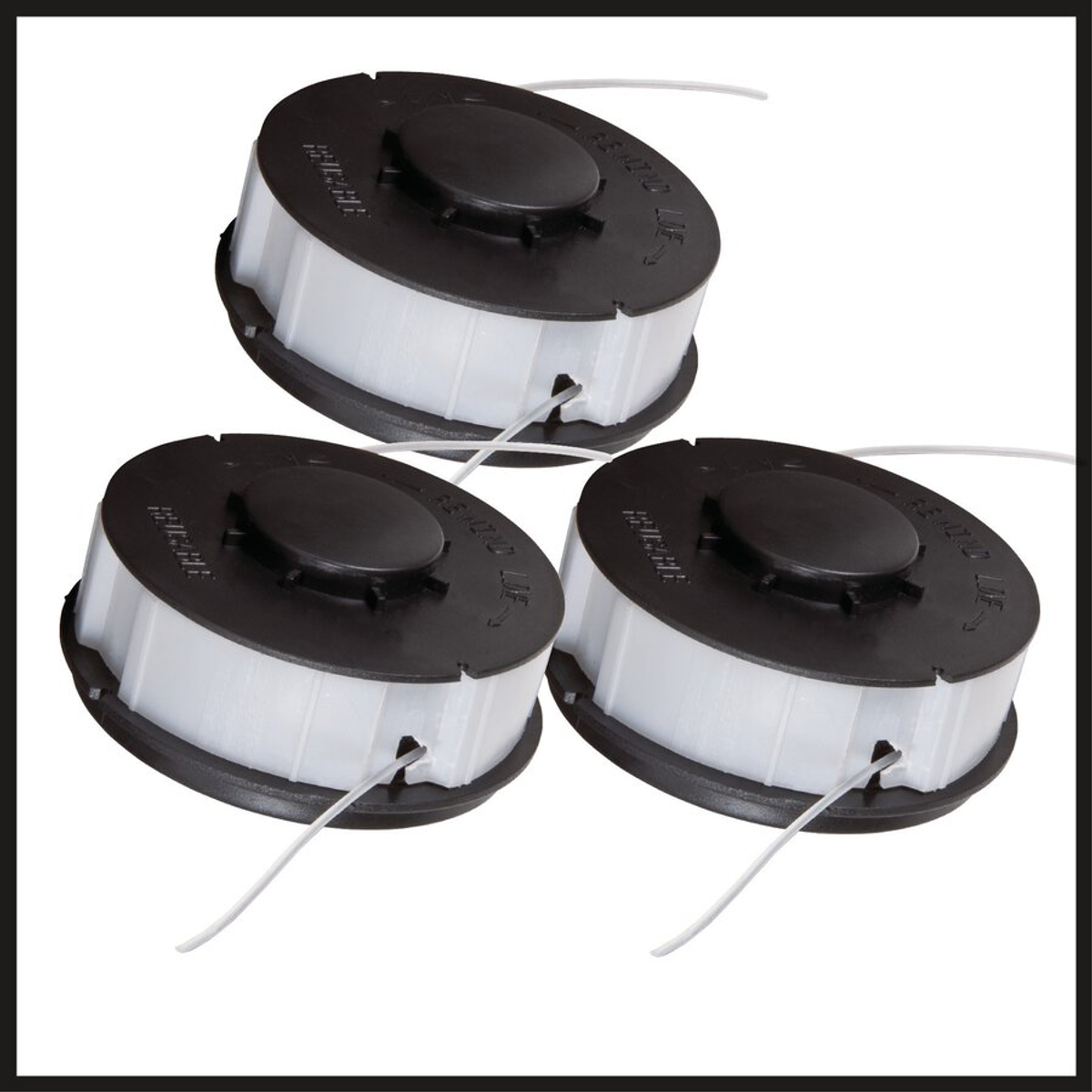 Tres cabezales de desbrozadora en blanco y negro. Cada cabezal tiene una parte superior negra y un cuerpo de plástico blanco con un hilo blanco que sale.