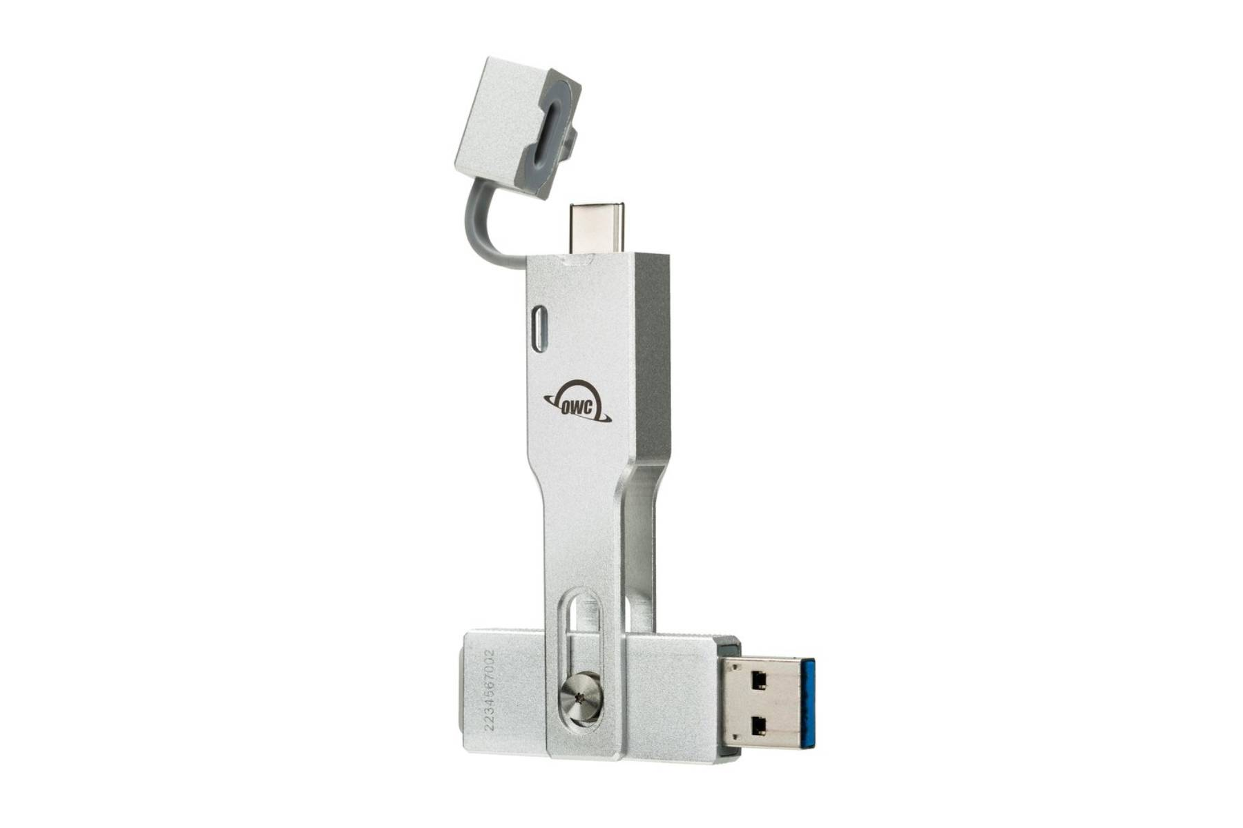 Un adattatore USB-C argentato con una porta USB-A, una porta USB-C e un cappuccio. Il logo OWC è visibile. È su sfondo bianco.