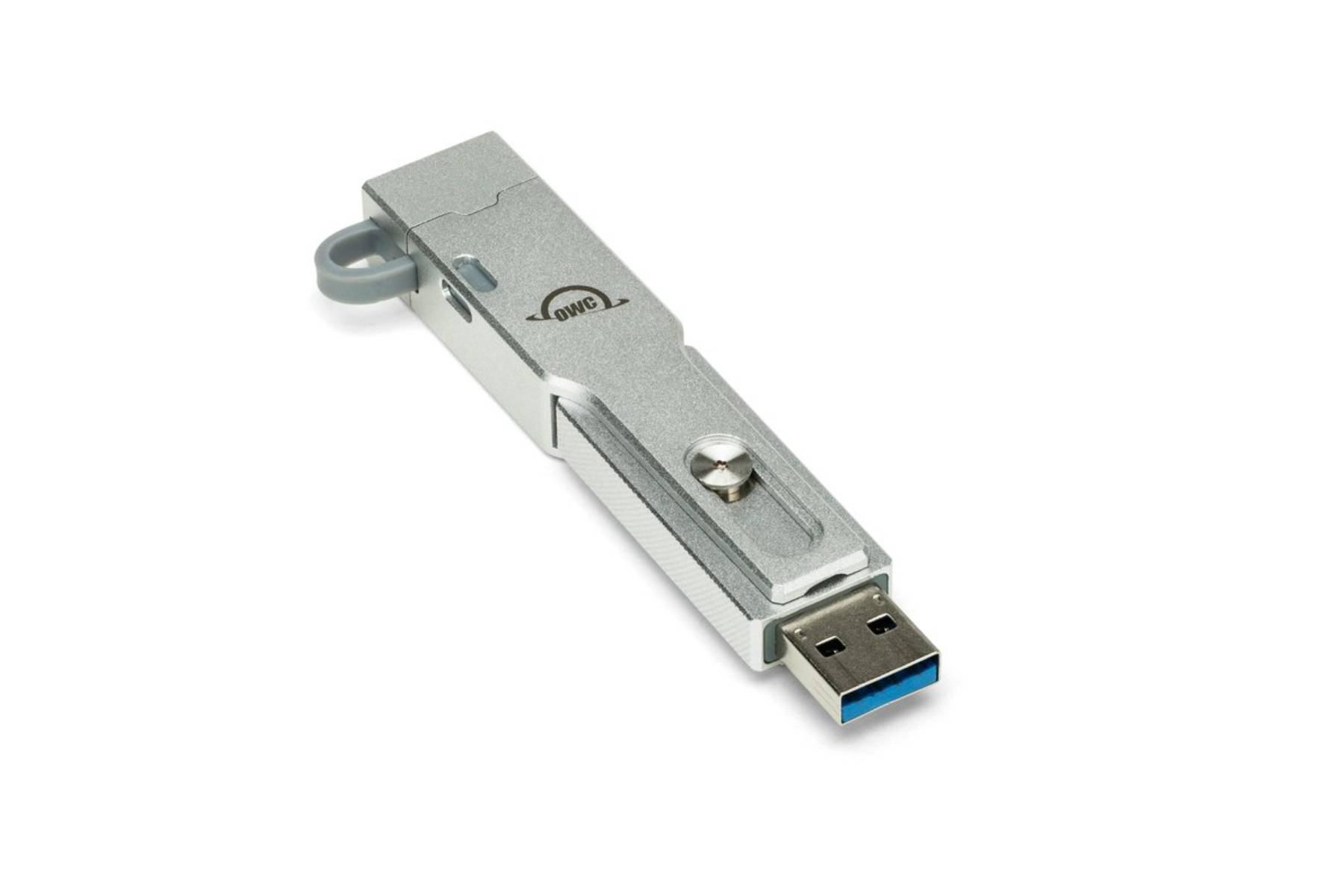 Chiavetta USB argentata con connettore USB blu. L'unità ha un anello e il logo OWC. Isolato su sfondo bianco.