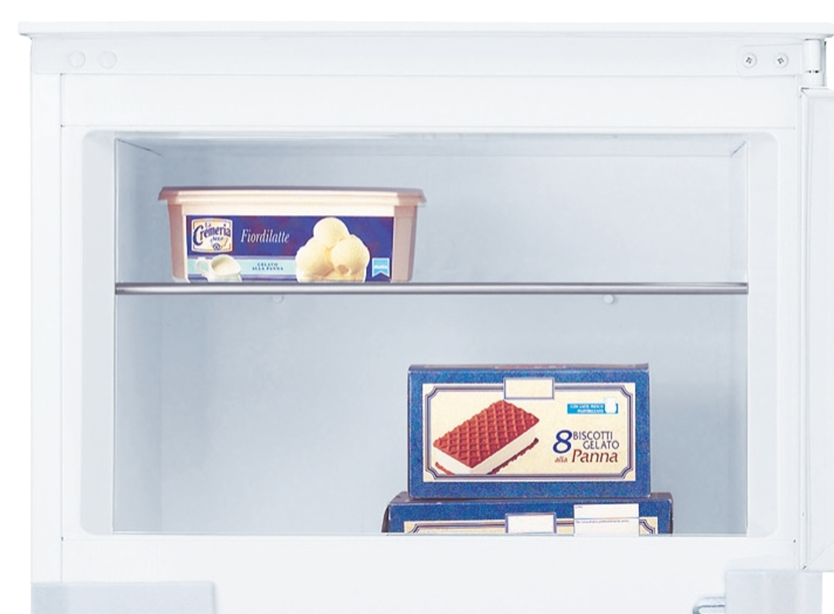 Un refrigerador abierto muestra helado. Se ven helado cremoso y 8 biscotti gelato. El refrigerador es blanco y limpio.