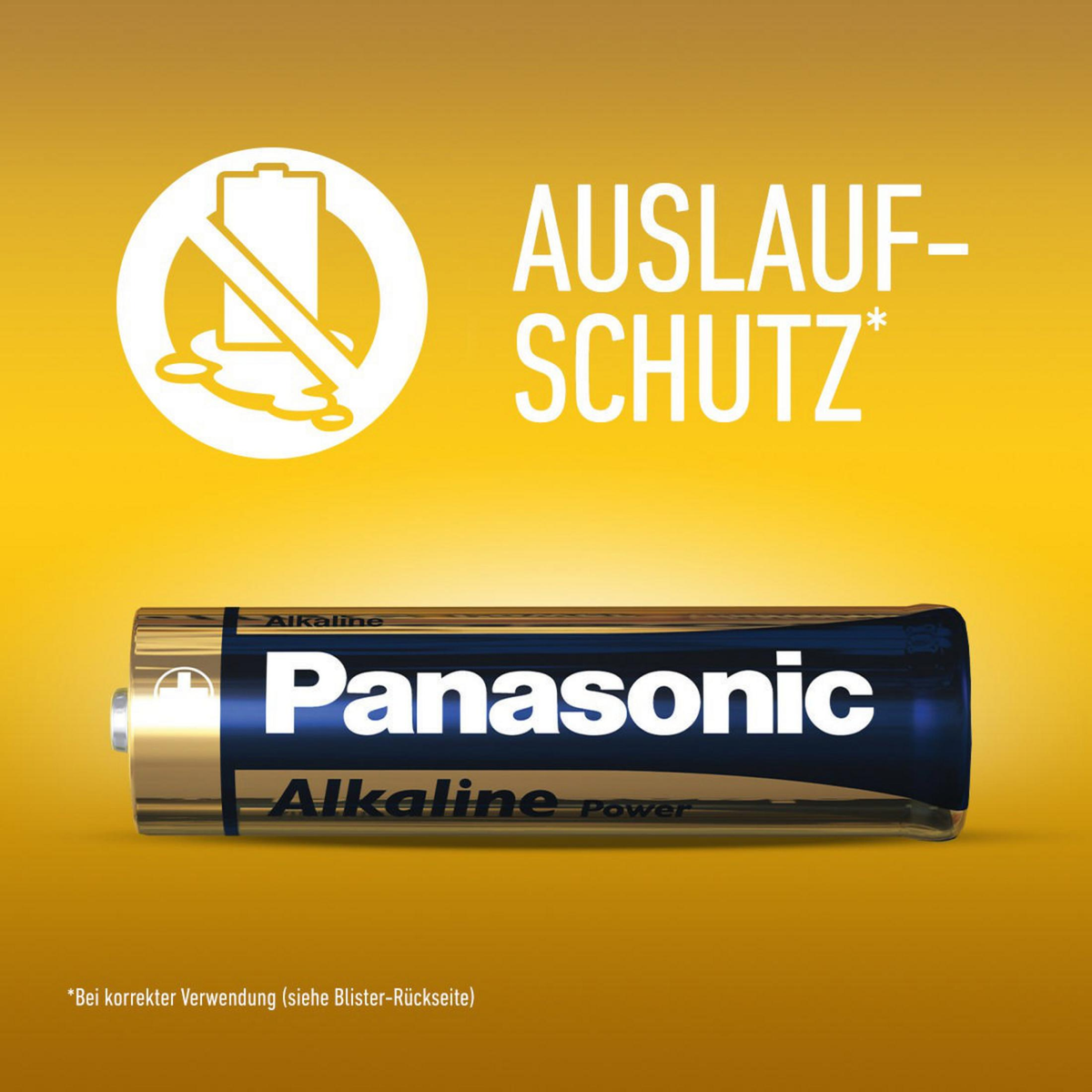 Una batteria Panasonic Alkaline su sfondo giallo. Il testo include 'AUSLAUF-SCHUTZ' e un simbolo di batteria che perde, con 'Alkaline'.