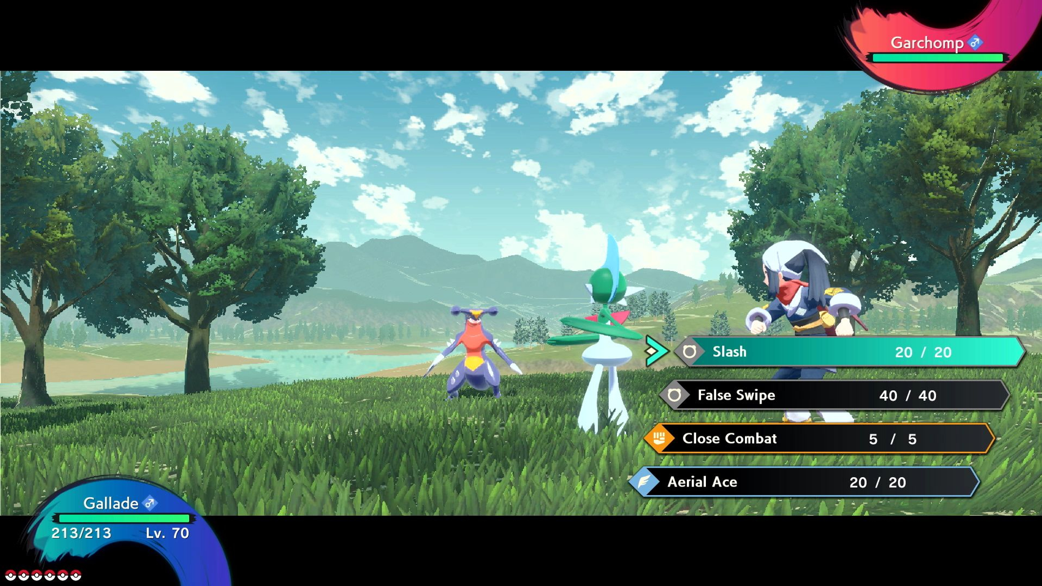 Una scena di battaglia Pokémon con Gallade e Garchomp. Il giocatore sta selezionando un attacco. Campo verde lussureggiante, alberi e montagne sullo sfondo.