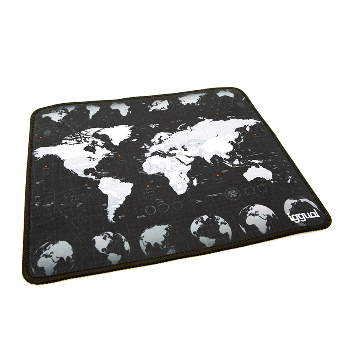 Czarna podkładka pod mysz z białym wzorem mapy świata. Zawiera kontynenty, globusy i nazwę marki 'igqual' w prawym dolnym rogu.
