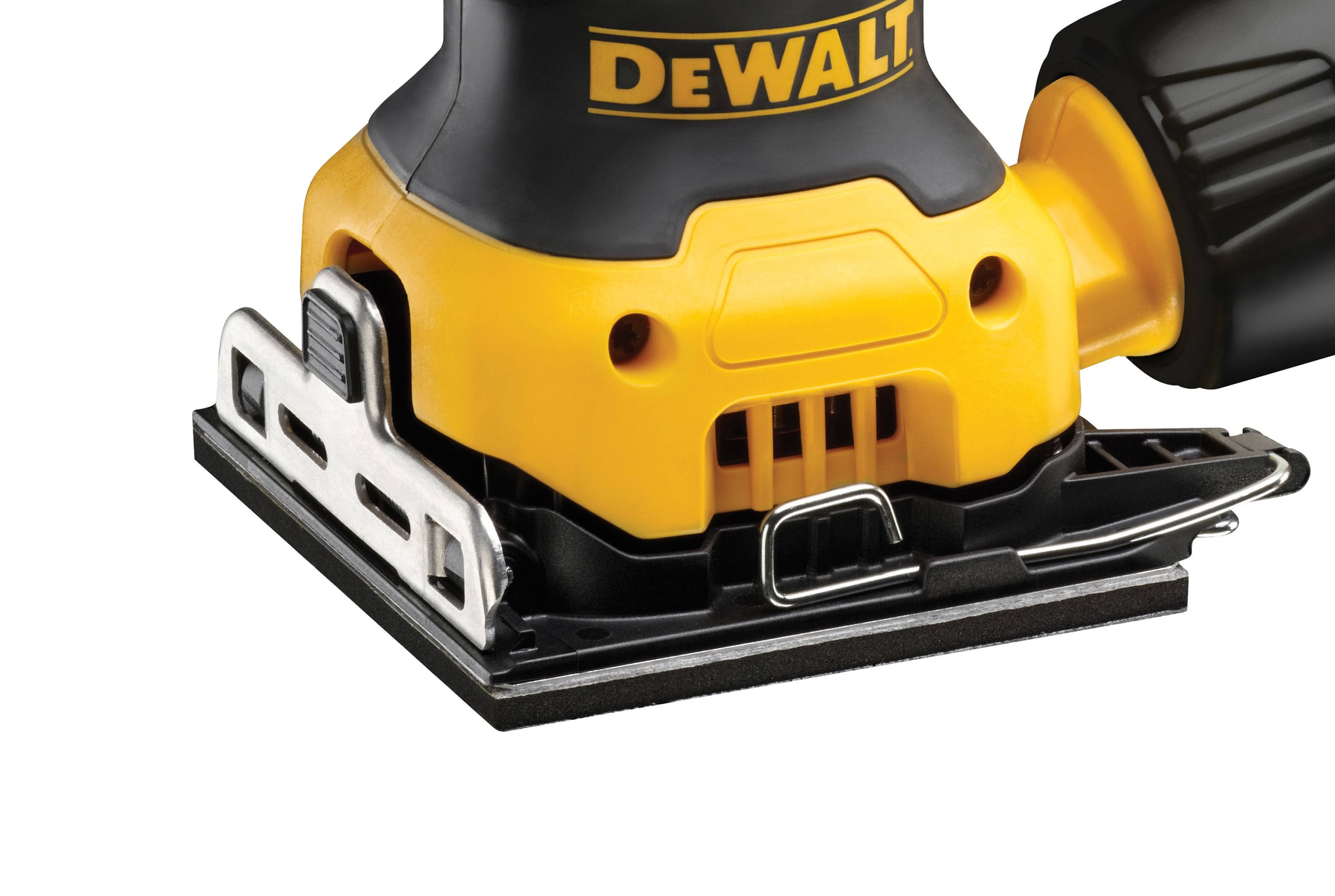 Een gele en zwarte Dewalt schuurmachine met een zilveren schuurpad, geïsoleerd op een witte achtergrond.