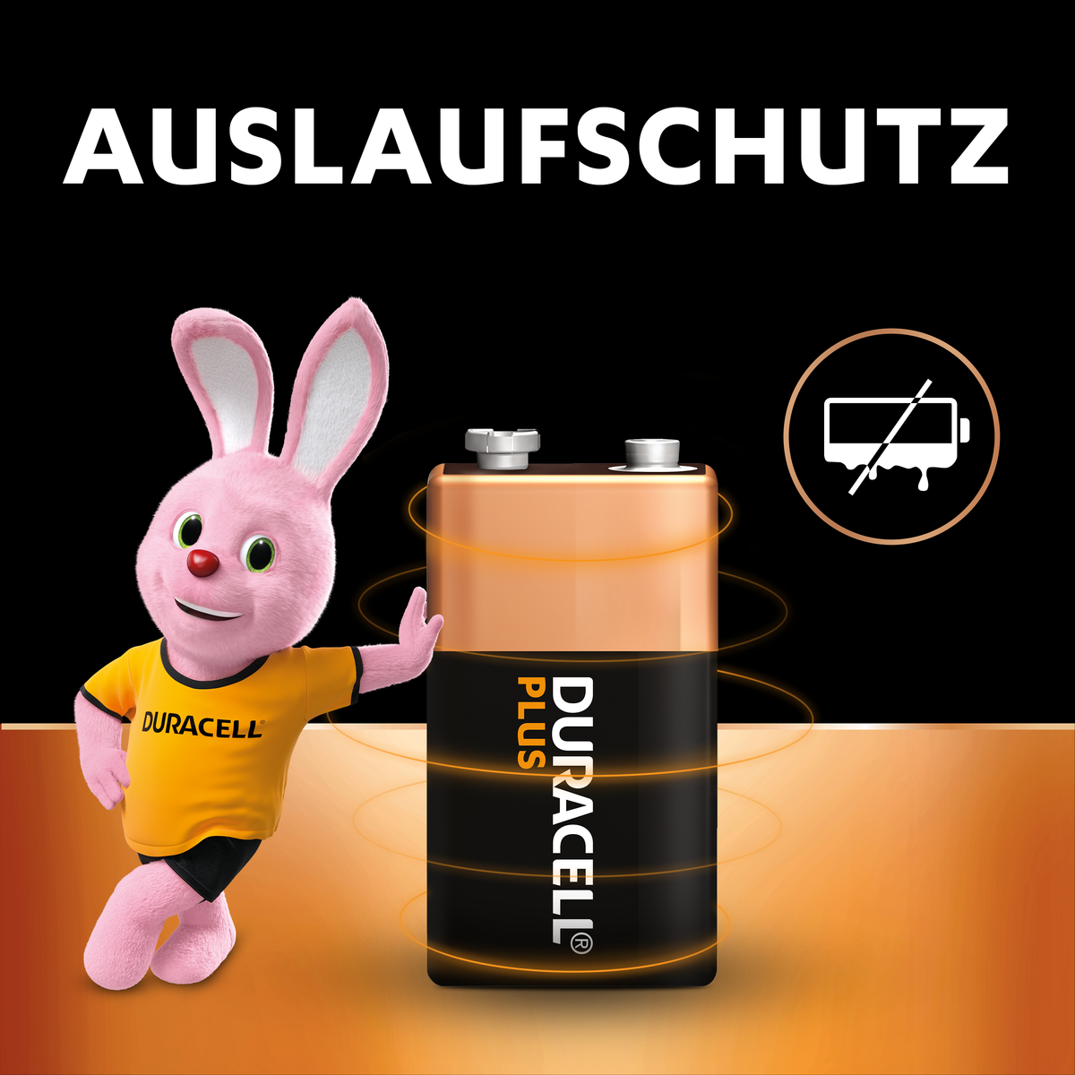 Eine Duracell Plus-Batterie mit einem rosa Hasenmaskottchen, das ein gelbes Hemd trägt. Der Text lautet 'AUSLAUFSCHUTZ' und 'DURACELL PLUS'.