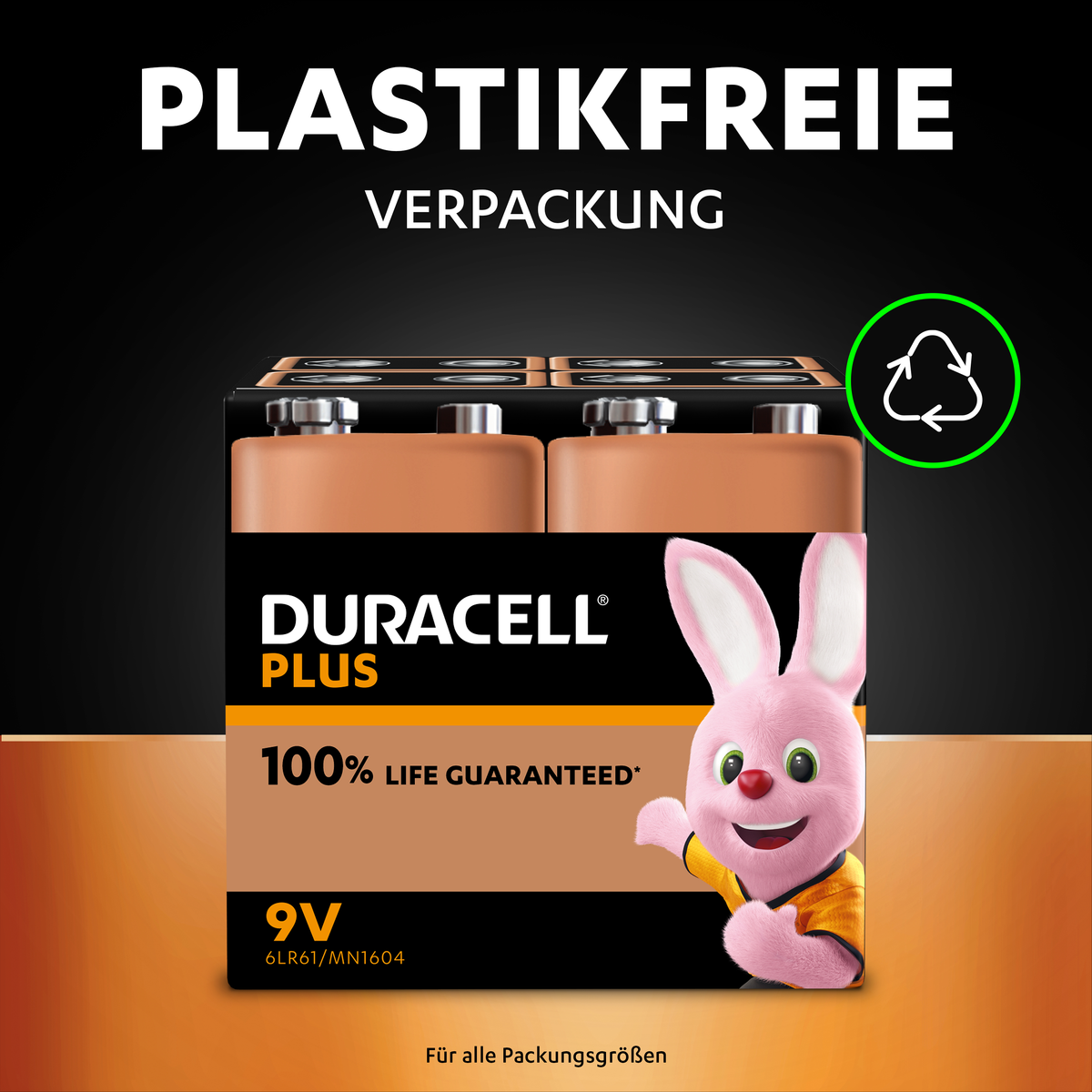 Duracell-Batterien mit einem rosa Häschen-Maskottchen. Der Text lautet 'PLASTIKFREIE VERPACKUNG' und '100% LEBENSGARANTIE'. Ein Recycling-Symbol ist vorhanden.