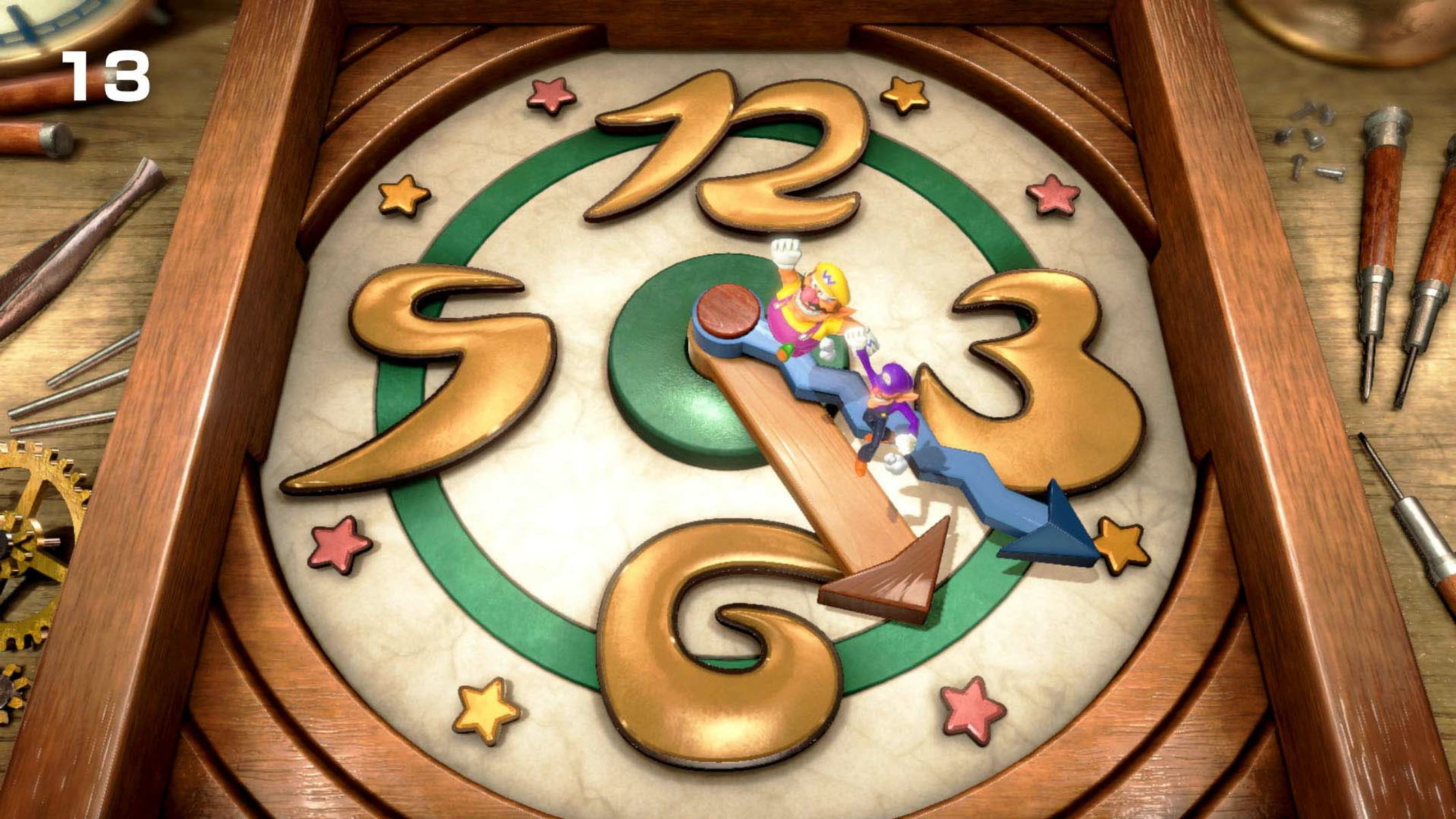 Orologio con personaggi, numeri. Personaggi sulla lancetta. Lo sfondo include strumenti, cornice in legno e il numero 13.
