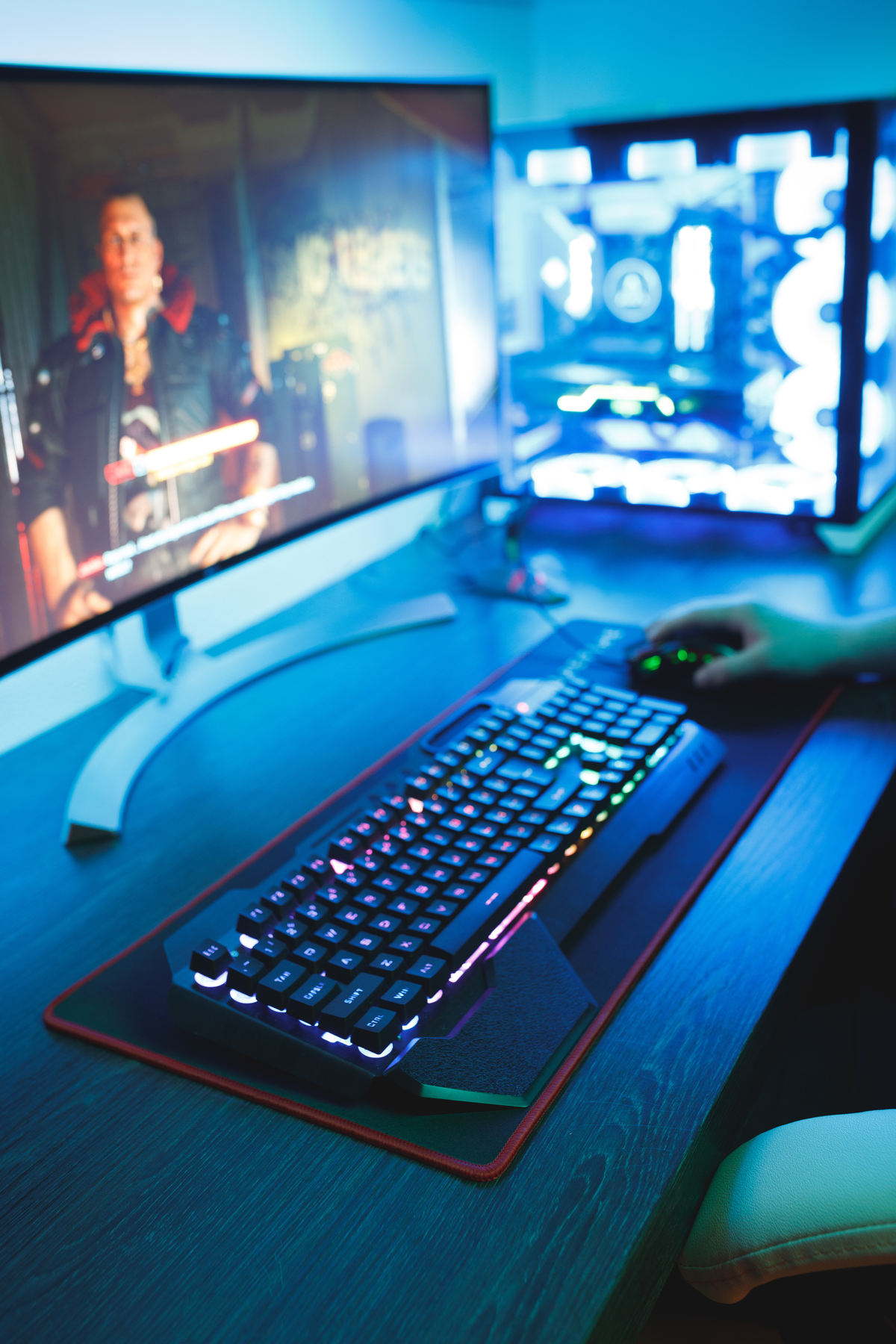 Ustawienia do gier: podświetlana klawiatura, monitor z postacią z gry, mysz i komputer. Niebieskie oświetlenie.