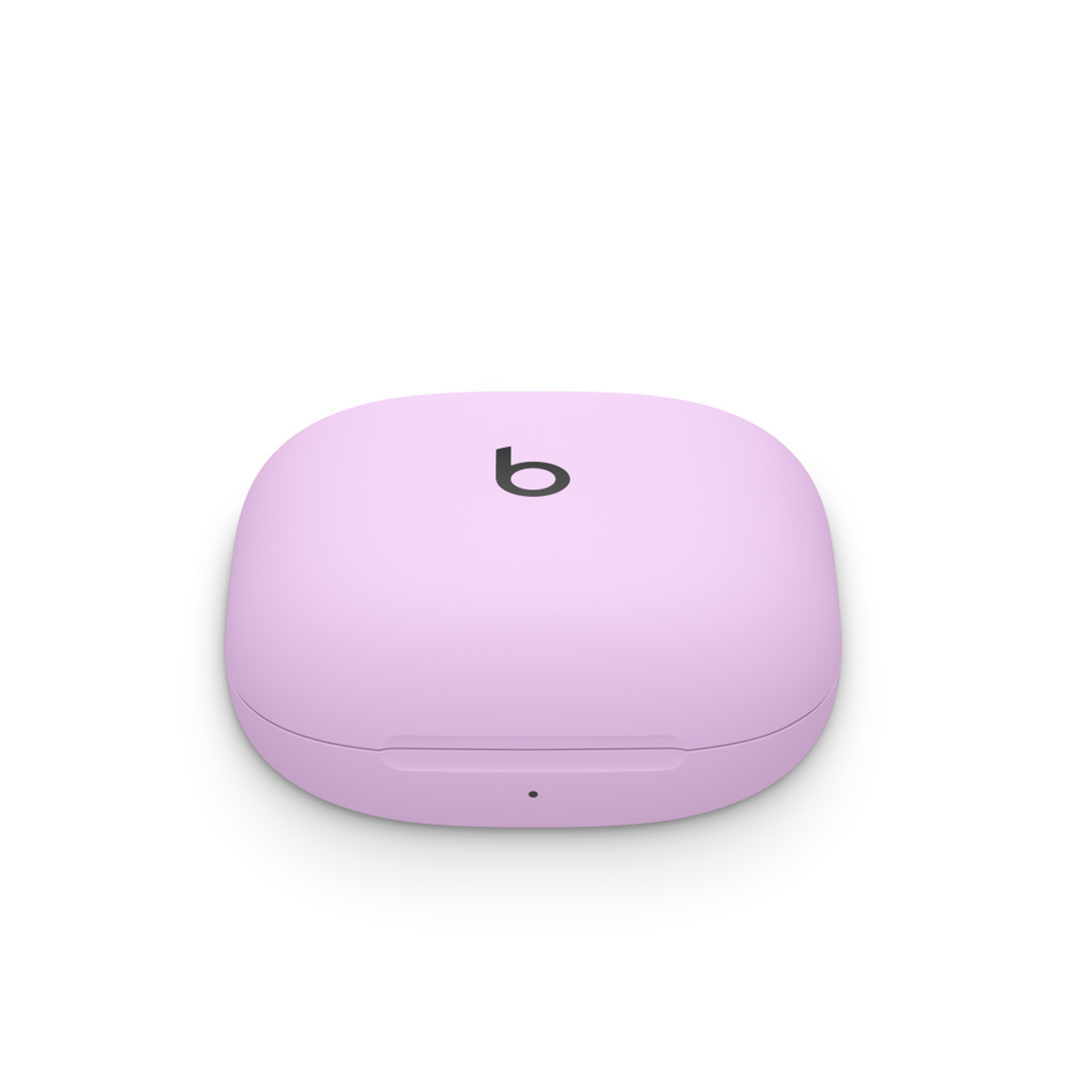 Fioletowe etui ładujące słuchawki Beats jest wyśrodkowane na białym tle. Czarne logo 'b' znajduje się na górze. Etui jest zamknięte.