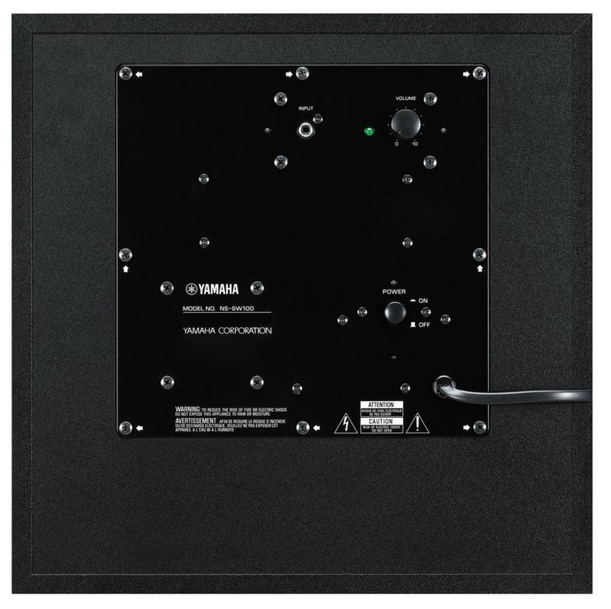 Yamaha NS-SW100 subwoofer'ının arka paneli. Giriş, ses ve güç kontrolleri bulunur. Uyarılar ve bir güç kablosu içerir.