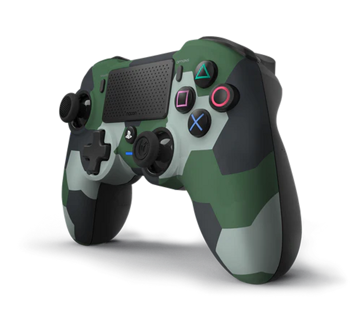 Kontroler PlayStation 4 w kamuflażu z czarnymi przyciskami i zielonym, szarym i czarnym wzorem. Tło jest czarne.