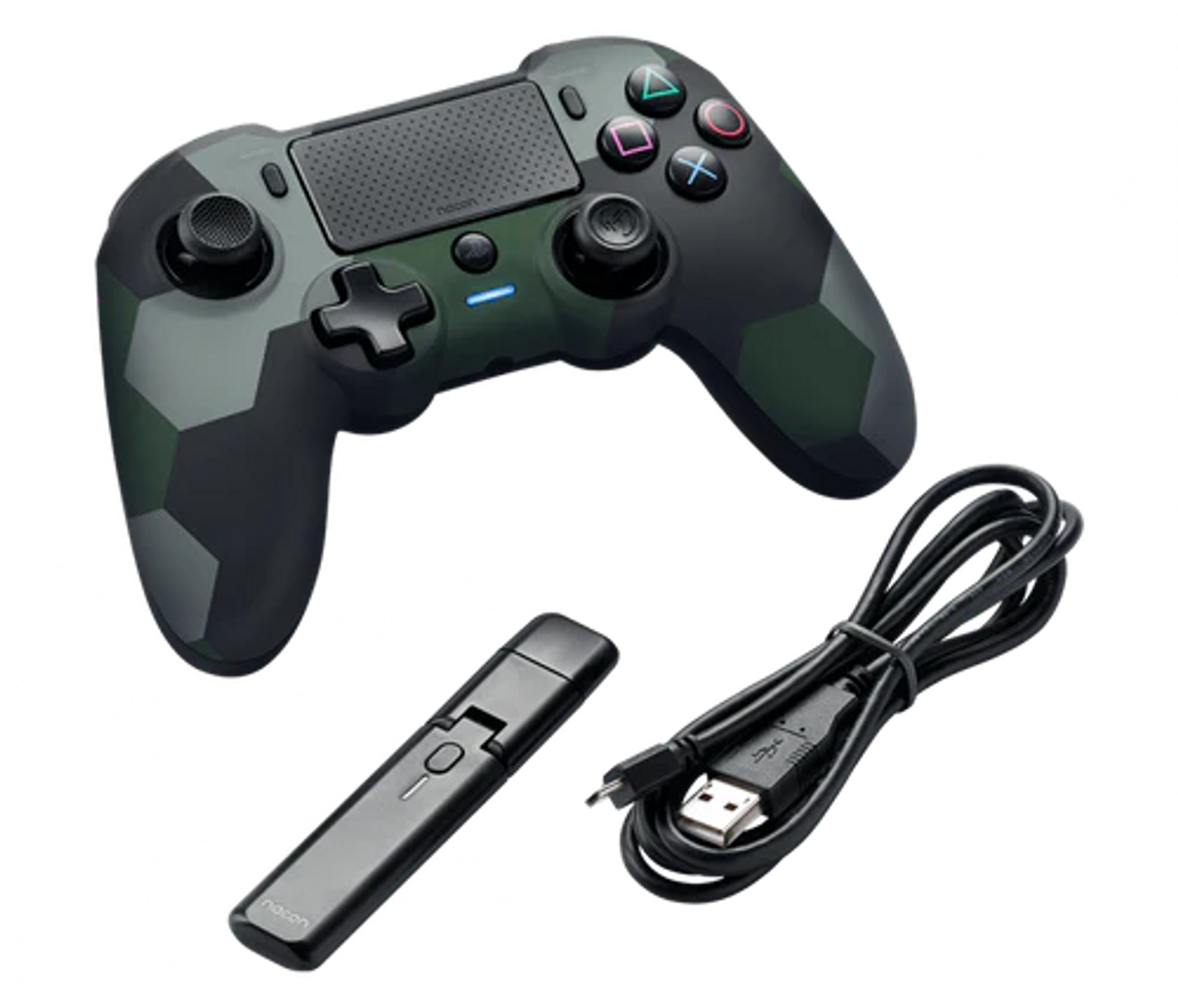 Kontroler do gier w kamuflażu, czarny dongle i kabel USB na czarnym tle.