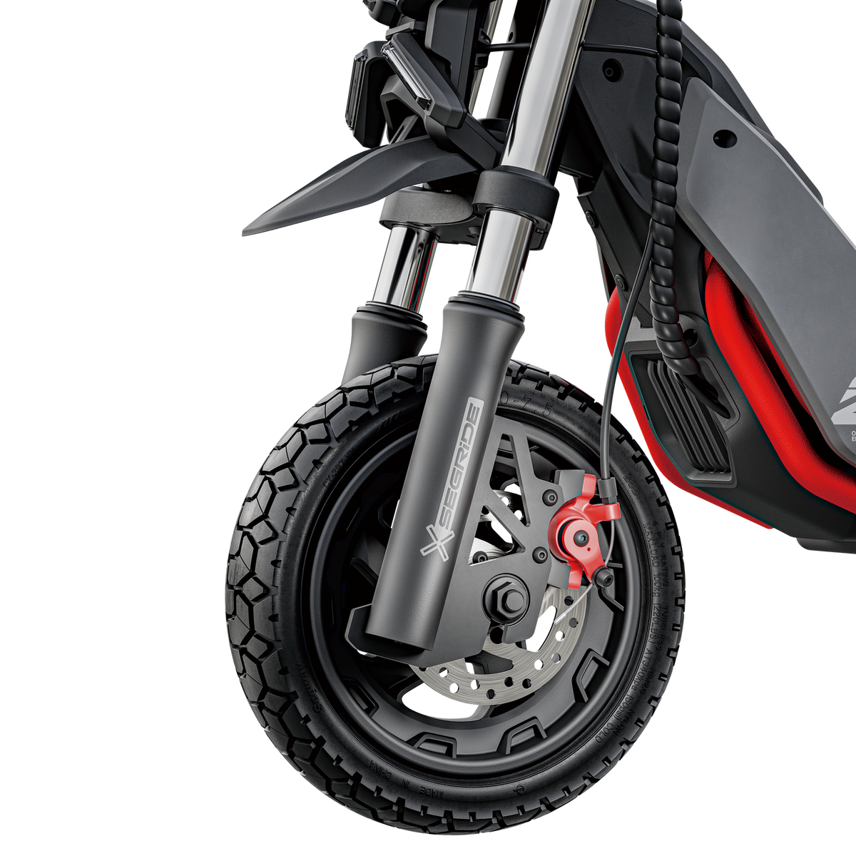 Primo piano della ruota anteriore di un monopattino elettrico. Pneumatico nero, sospensione e pinza freno rossa. Lo scooter è su sfondo nero.