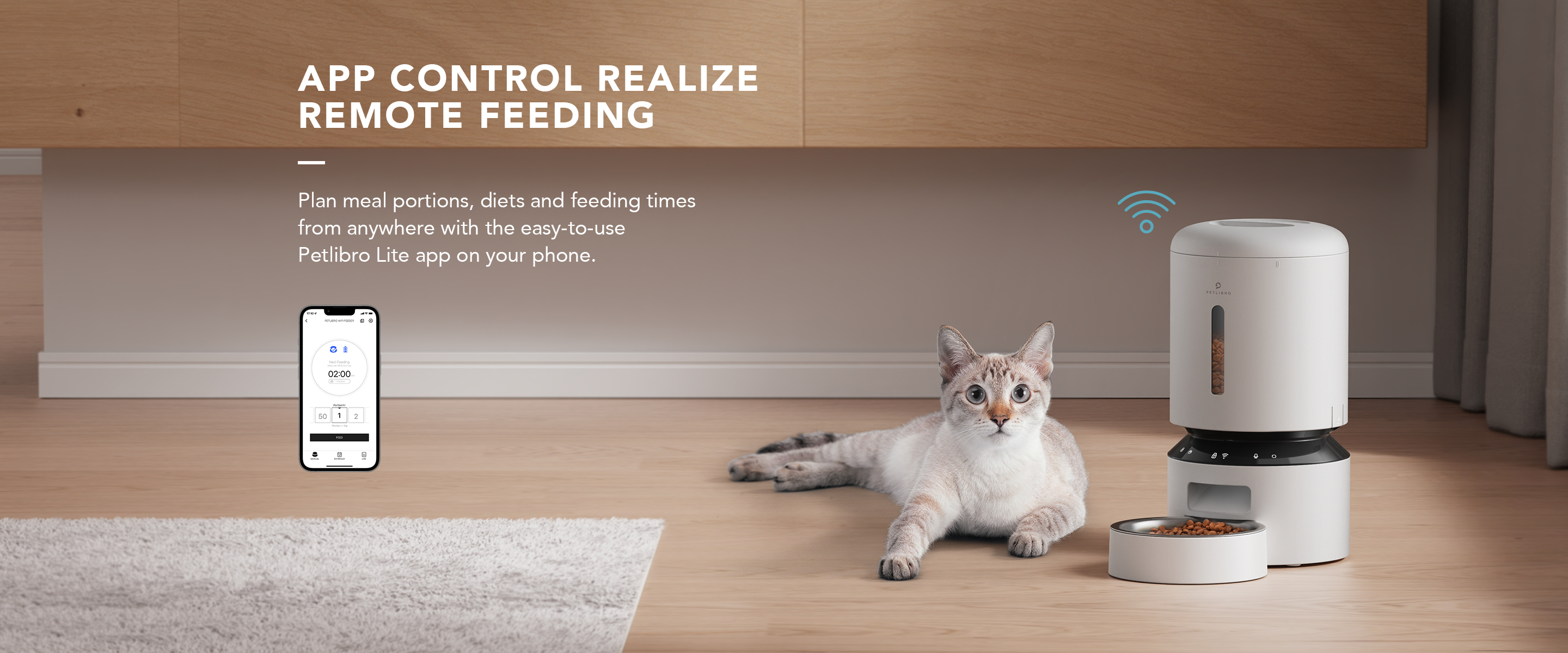 Un gato yace cerca de un comedero inteligente y un teléfono que muestra la interfaz de una aplicación. El comedero dispensa comida.