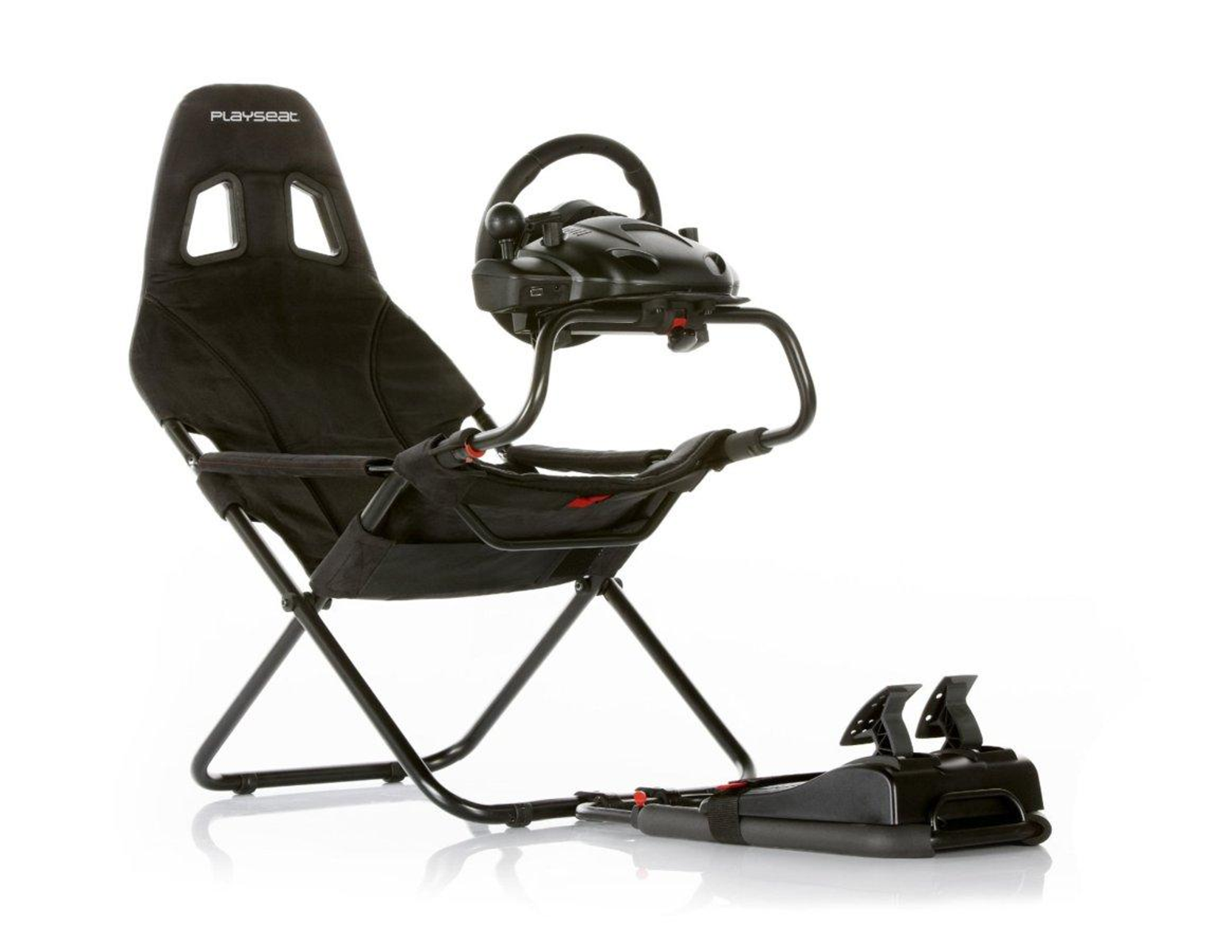 Un simulador de carreras Playseat negro con silla, volante y pedales sobre fondo blanco.