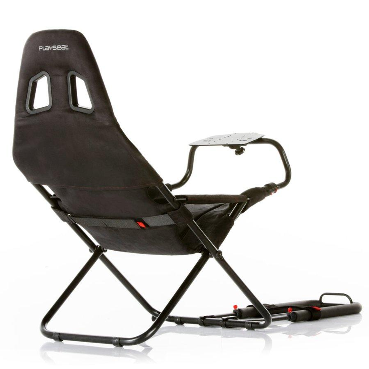 Silla de carreras Playseat negra. Tiene un diseño de asiento de carreras, con un marco negro y una mesa pequeña.