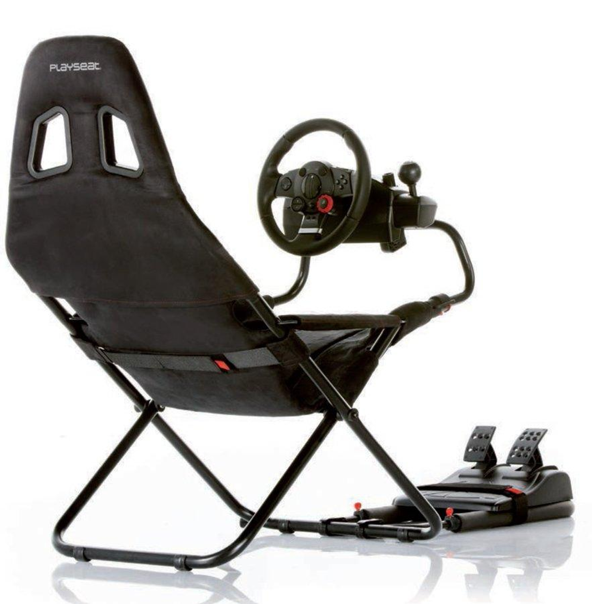 Silla de juego Playseat negra con volante, pedales y palanca de cambios. La silla está sobre un fondo blanco.