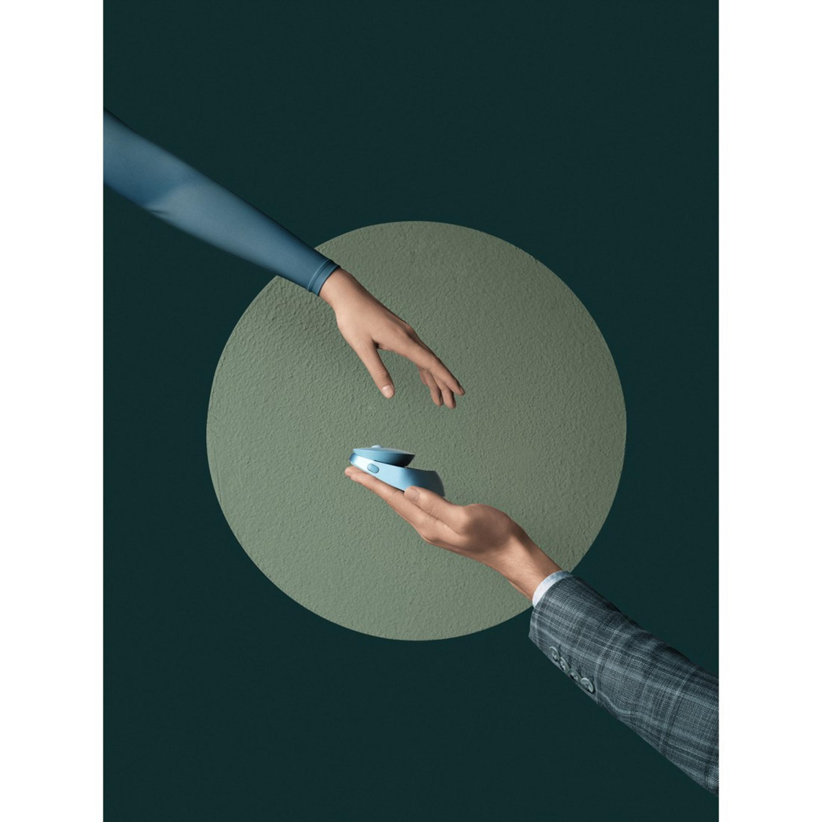 Dos manos interactúan. Una ofrece un dispositivo azul, la otra lo alcanza. Fondo de círculo verde, telón de fondo verde azulado oscuro.