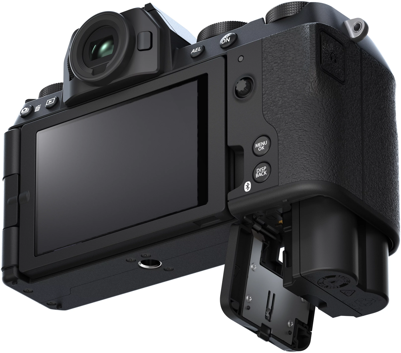 Fotocamera digitale nera, vista angolata. Display e vano batteria aperto visibili. Obiettivo, pulsanti e impugnatura strutturata sono evidenti.