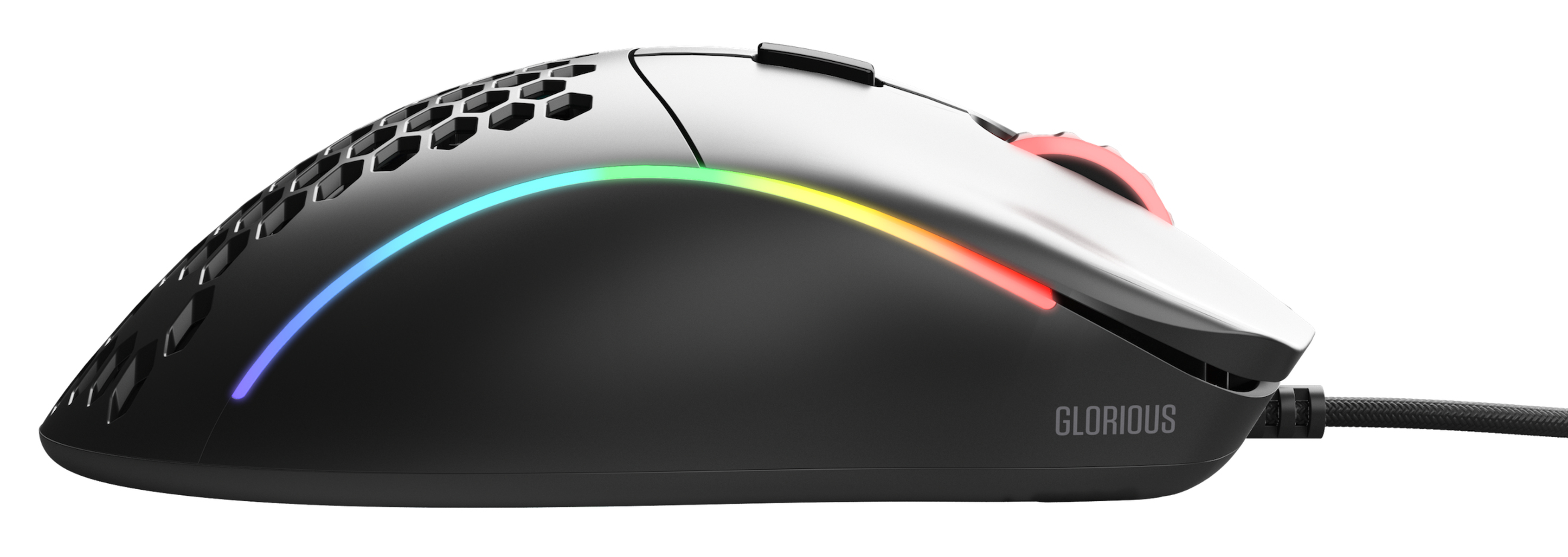Een zwarte en witte gamingmuis met RGB-verlichting. Het heeft een honingraatontwerp en een kabel.