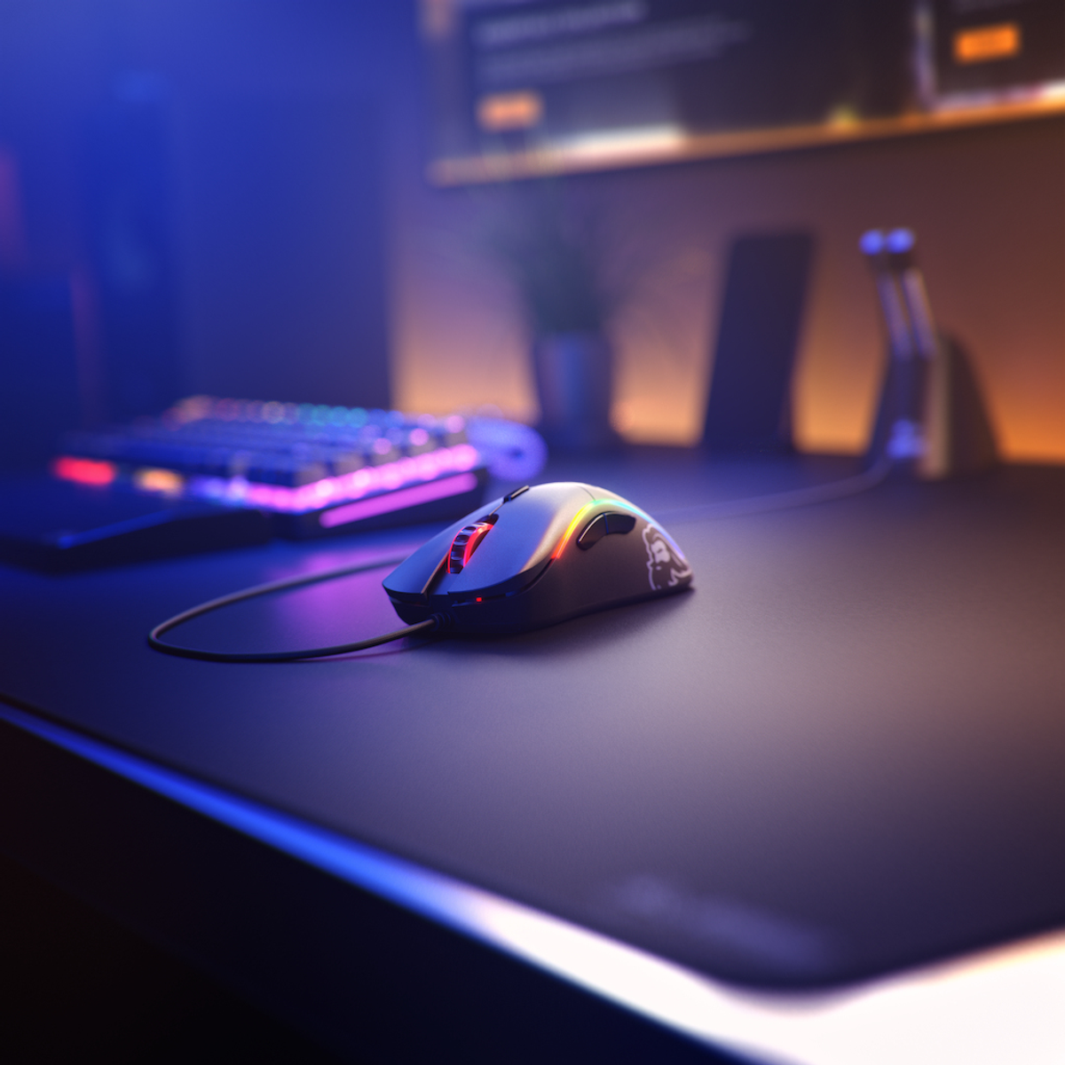 Een gamingmuis met RGB-verlichting ligt op een zwart bureau. Een toetsenbord staat op de achtergrond. De scène is zwak verlicht met blauwe en oranje tinten.