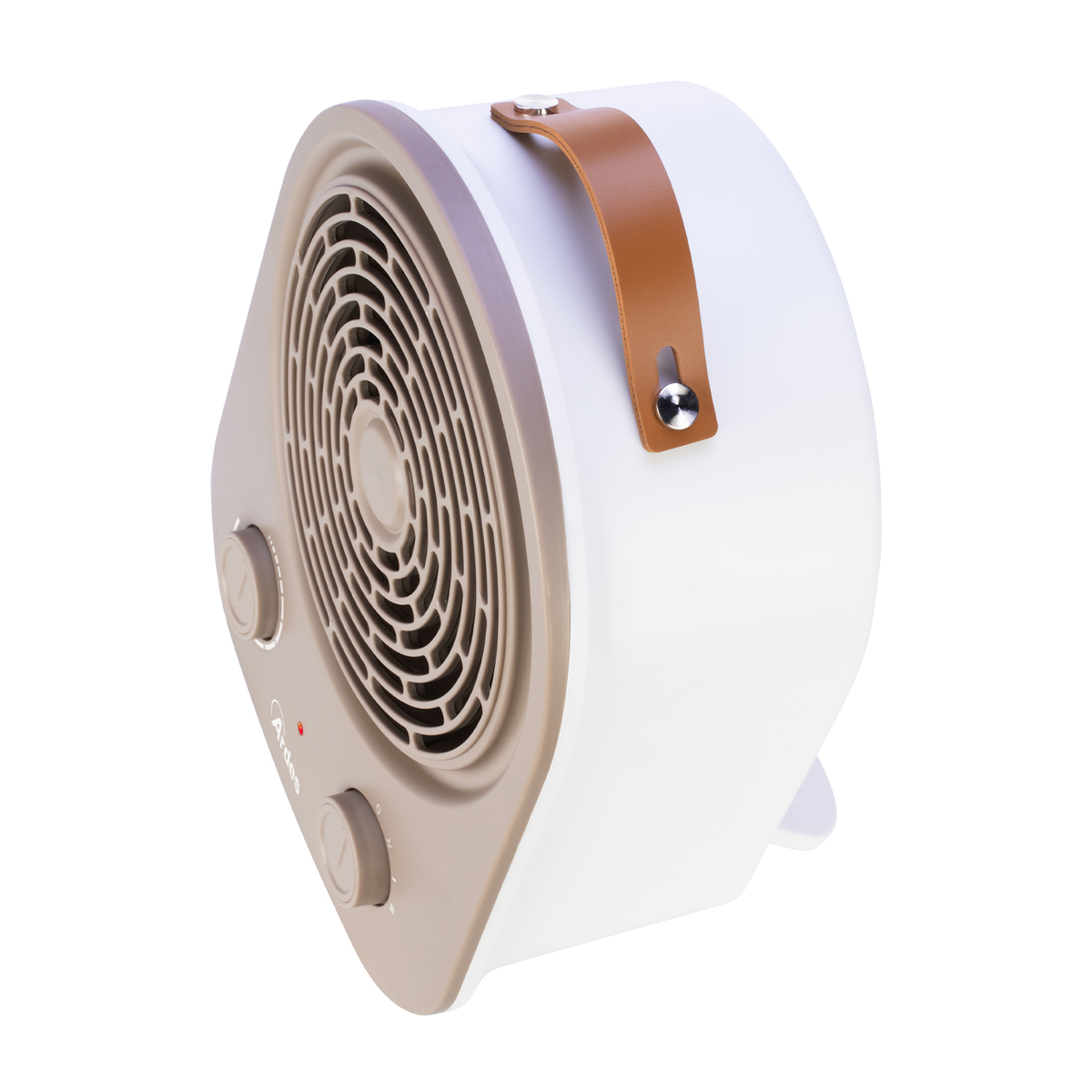 Biało-beżowy grzejnik elektryczny z brązowym uchwytem. Ma wentylator i dwa pokrętła sterowania. Grzejnik znajduje się na białym tle.