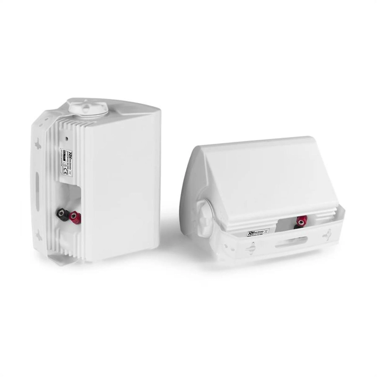 Dos altavoces blancos sobre una superficie blanca. Uno está vertical, el otro inclinado. Ambos tienen conectores rojos y negros.