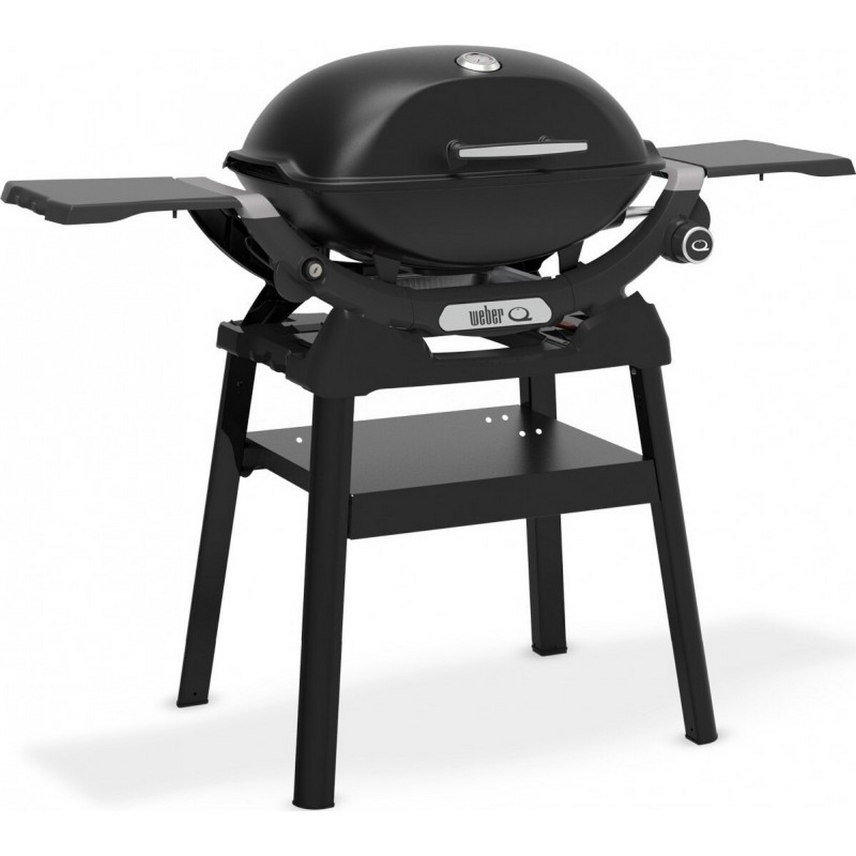 Una parrilla Weber negra sobre un soporte negro con dos mesas laterales. La parrilla tiene una tapa abovedada y la marca es visible.