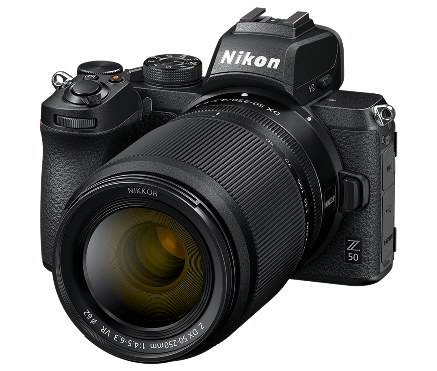 Eine schwarze Nikon Z 50 Kamera mit Zoomobjektiv wird auf schwarzem Hintergrund angezeigt. Das Objektiv ist mit Nikkor beschriftet.