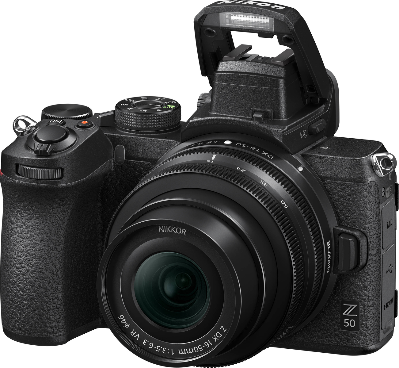 Schwarze Nikon Z 50 Kamera mit Objektiv und Aufklappblitz. Das Objektiv hat die Aufschrift NIKKOR Z DX 16-50mm 1:3.5-6.3 VR.
