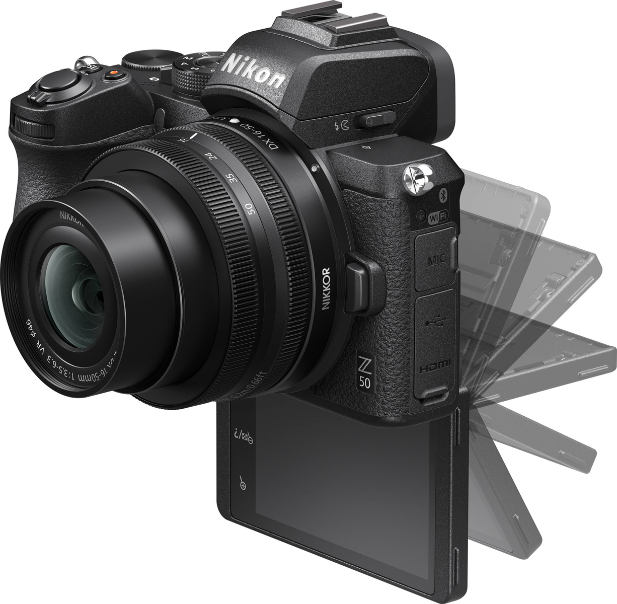 Eine schwarze Nikon Z 50 Kamera mit Objektiv, geöffnetem Bildschirm und verschiedenen Knöpfen. Das Objektiv hat Markierungen.