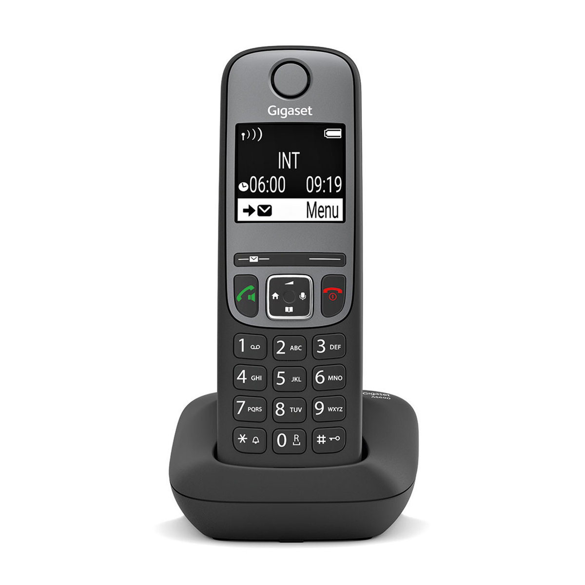 Un teléfono inalámbrico con una pantalla que muestra la hora y las opciones del menú, sobre una base negra. El teléfono es gris y negro.