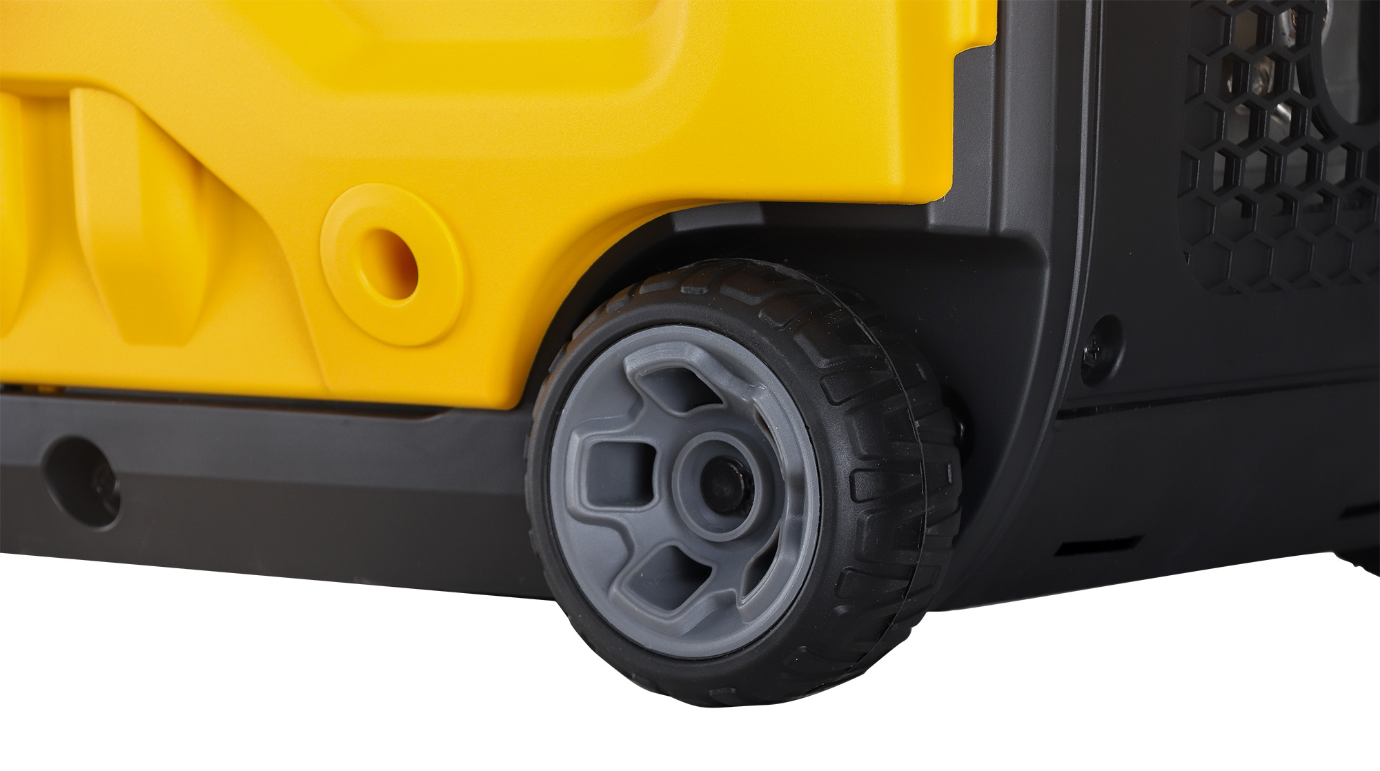 Se muestra un generador amarillo y negro. La rueda está enfocada, el neumático es negro con llanta gris. La carcasa es amarilla.