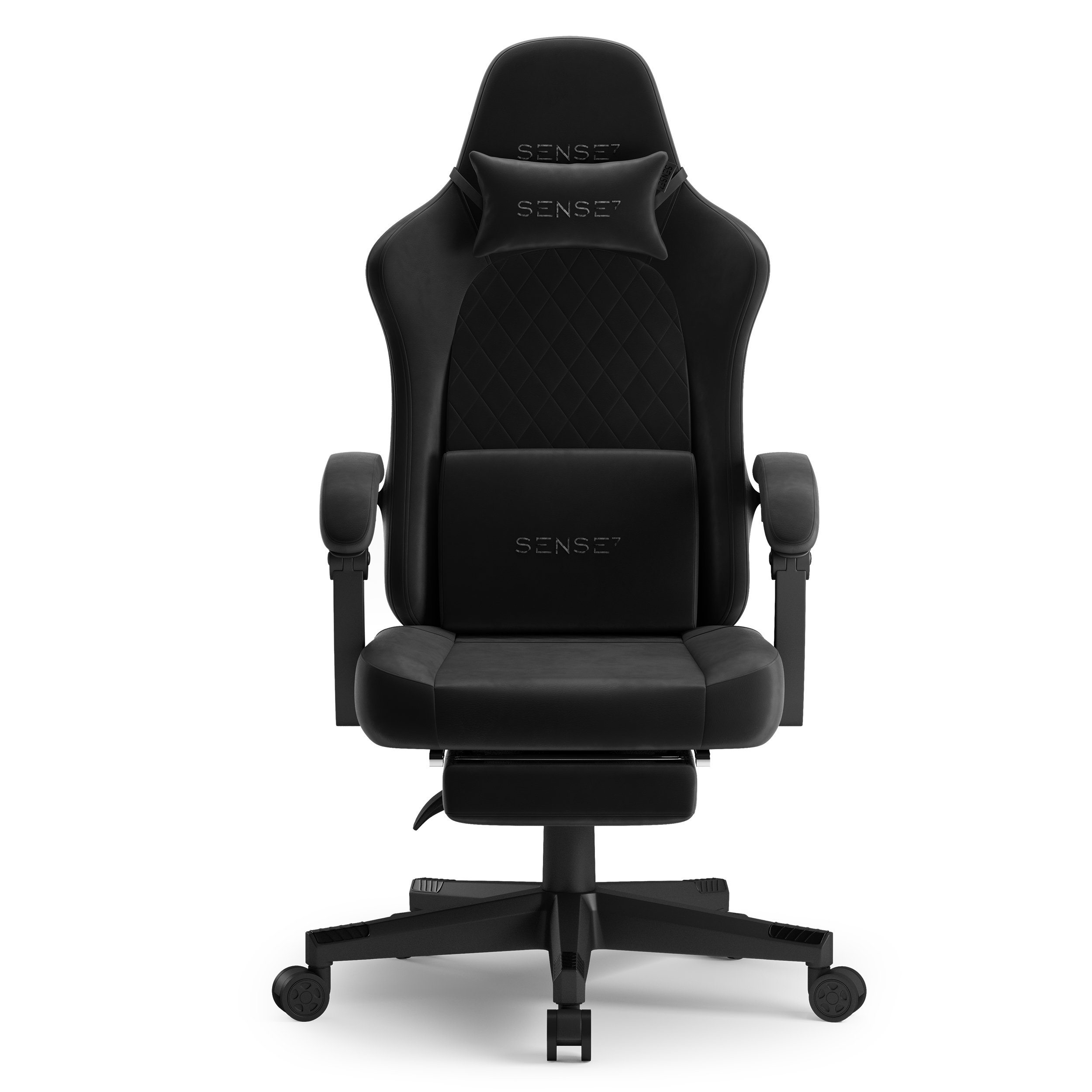Schwarzer Gaming-Stuhl auf weißem Hintergrund. Mit Kopfstützenkissen, Rautensteppung, Armlehnen und Fußstütze, mit der Marke 'SENSE7'.