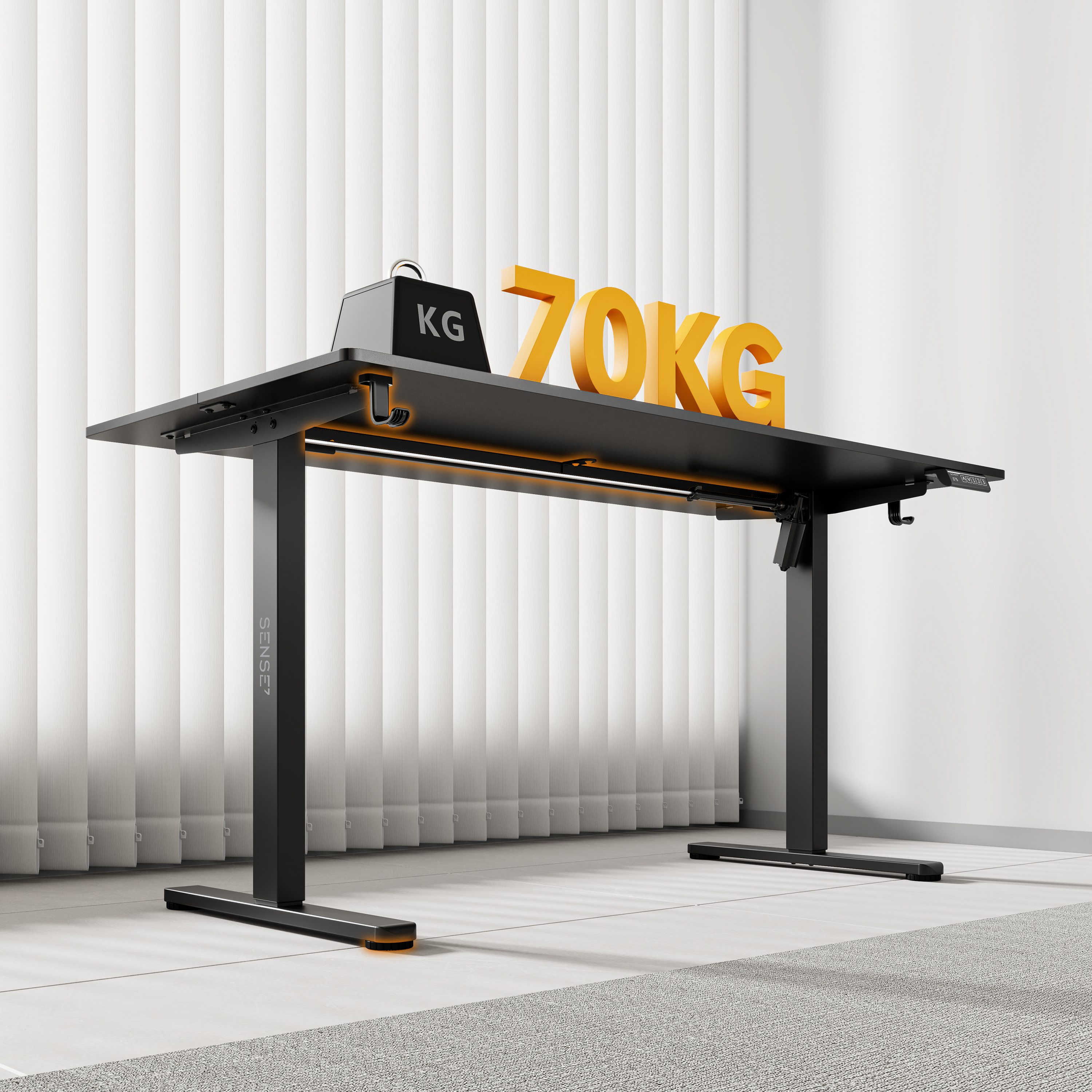 Ein schwarzer, verstellbarer Schreibtisch mit 70 kg Tragkraft. Er steht auf einem grauen Teppich vor weißen Jalousien.