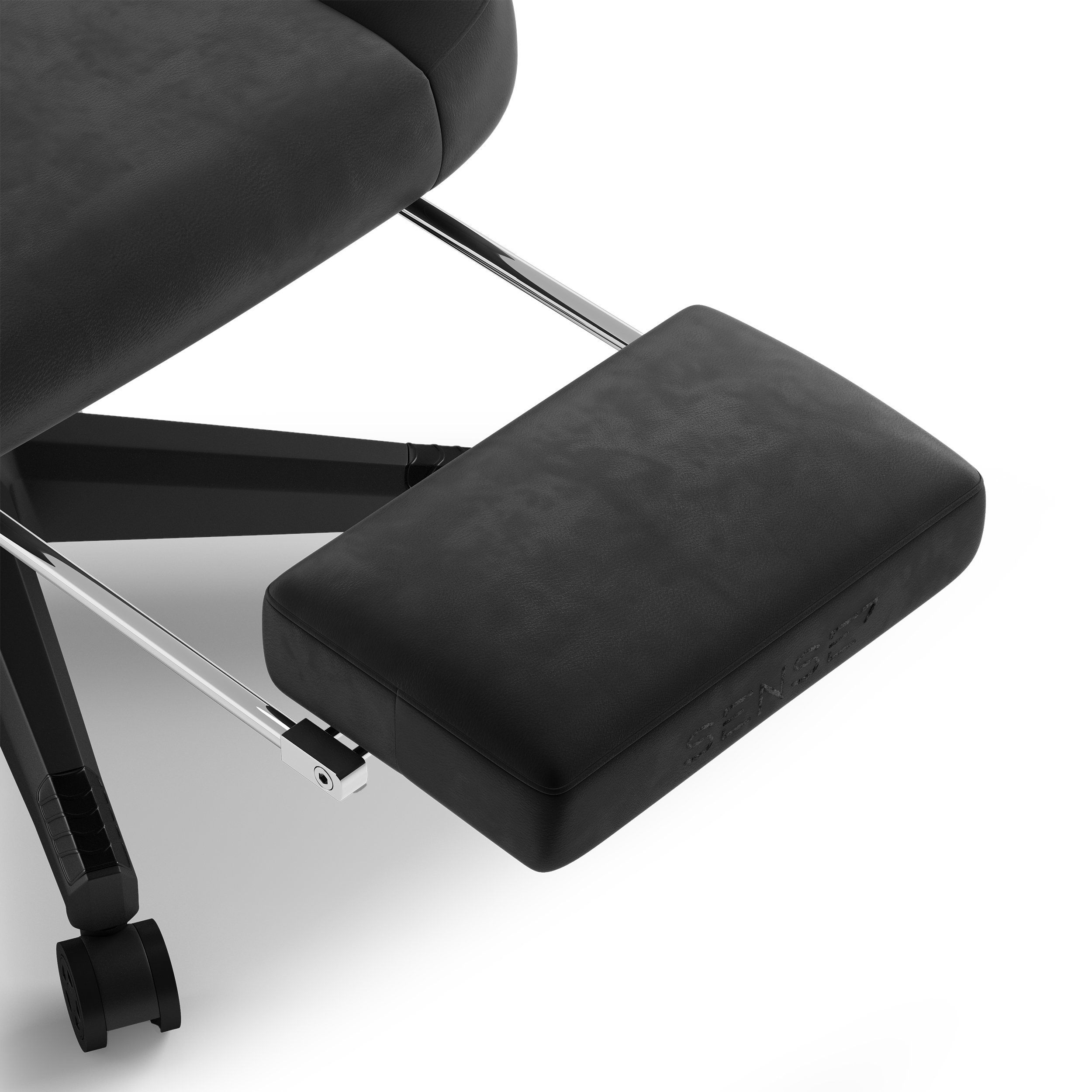 Schwarzer ergonomischer Kniesessel mit gepolstertem Sitz und Fußstütze. Glänzende Chromstützen und ein schwarzer Sockel mit Rollen auf weißem Hintergrund.