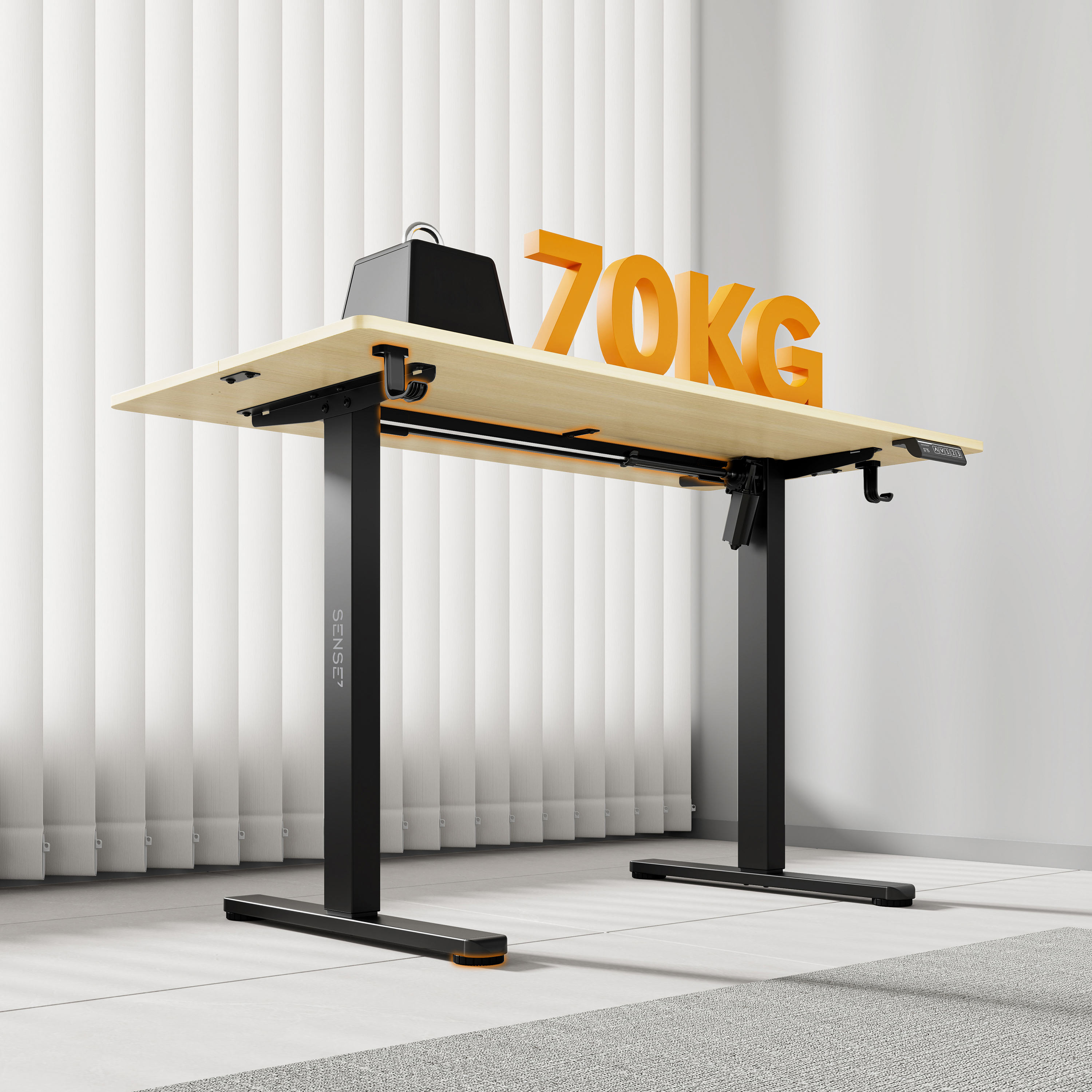 Una scrivania regolabile con un peso sopra. Il testo '70KG' è visualizzato. Le tende verticali sono sullo sfondo.