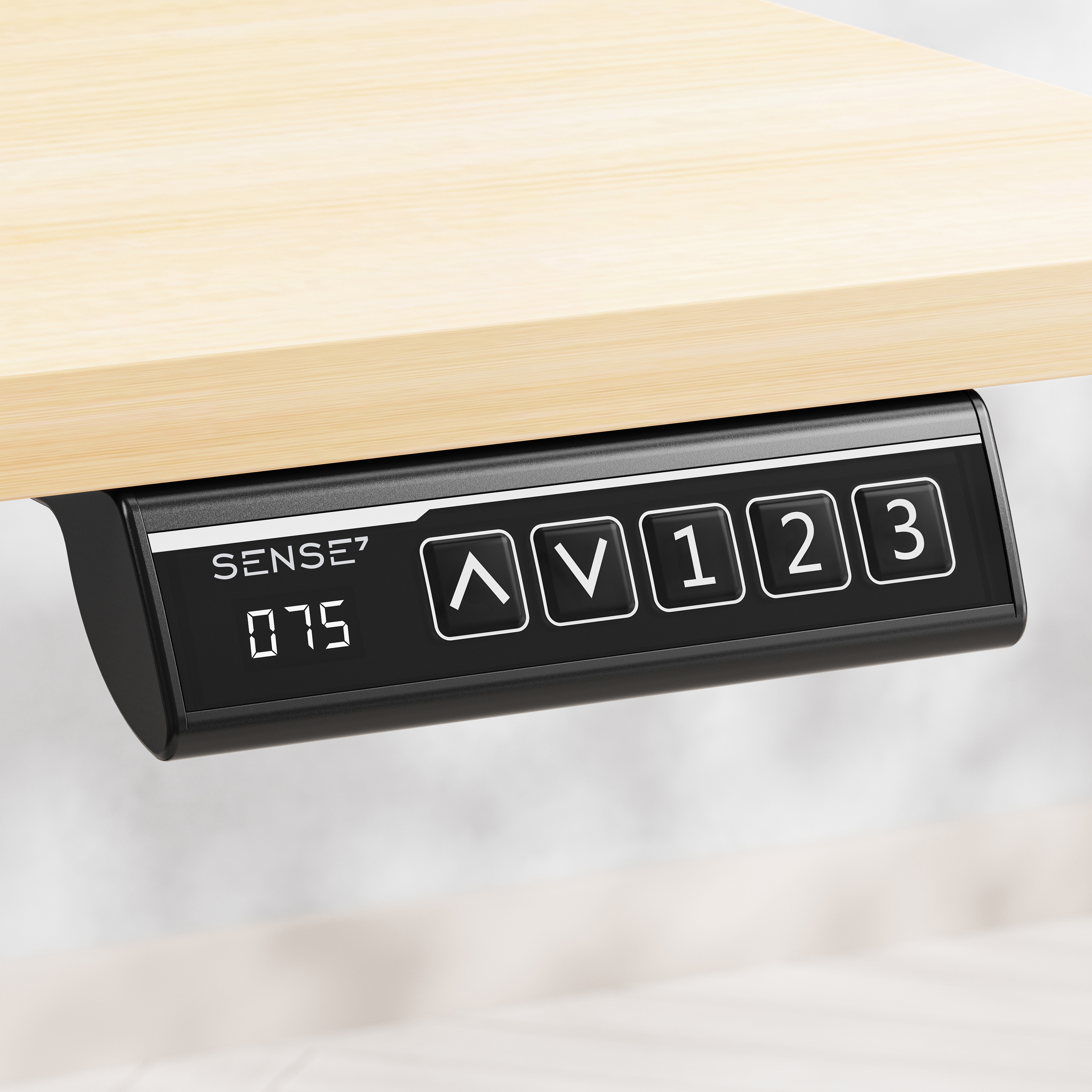 Un pannello di controllo nero con pulsanti sotto una superficie di legno. Ha numeri, frecce e la parola SENSE7.