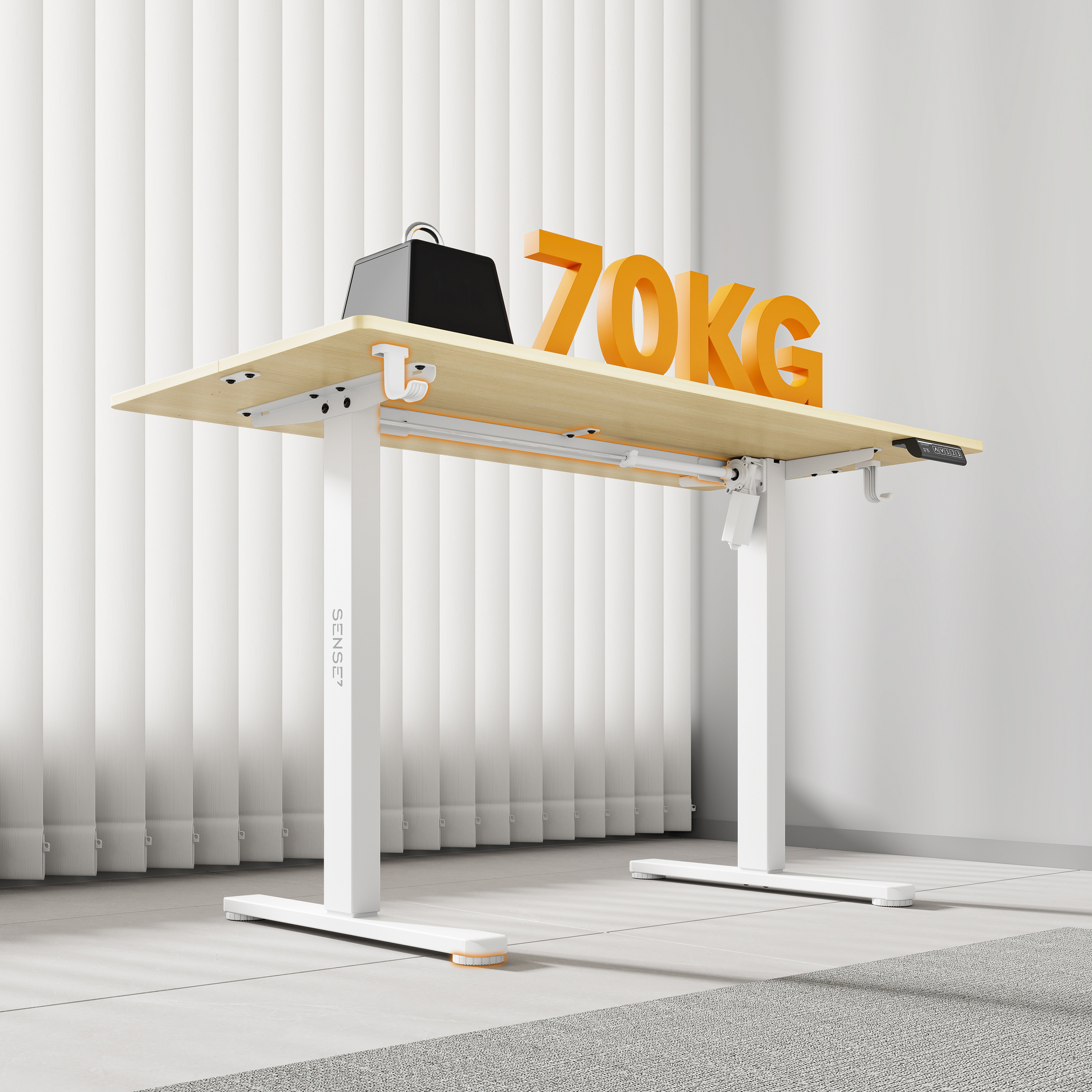 Een in hoogte verstelbaar bureau met een houten blad en witte poten. Een zwart gewicht en een oranje 70KG bord staan erop.
