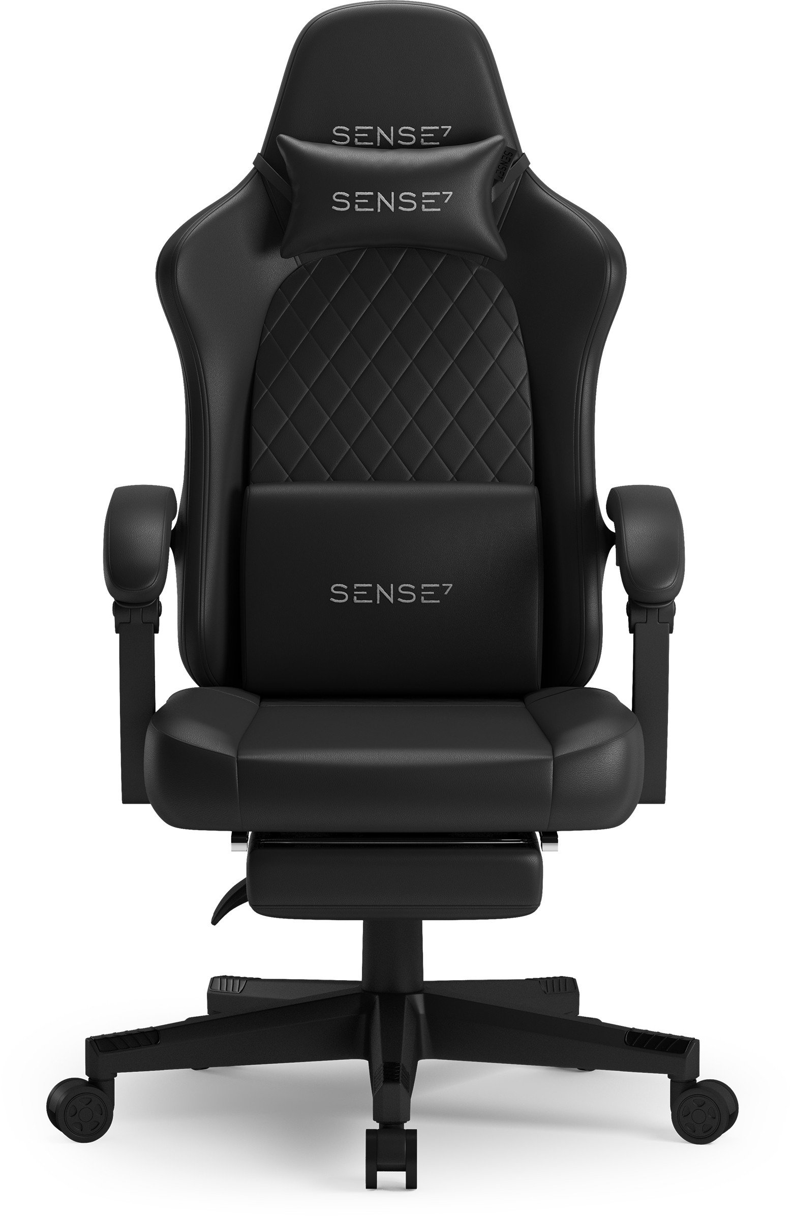 Zwarte gamingstoel met Sense7-logo op hoofdsteun en rugleuning. Voorzien van armleuningen, lendensteun en beensteun. Witte achtergrond.