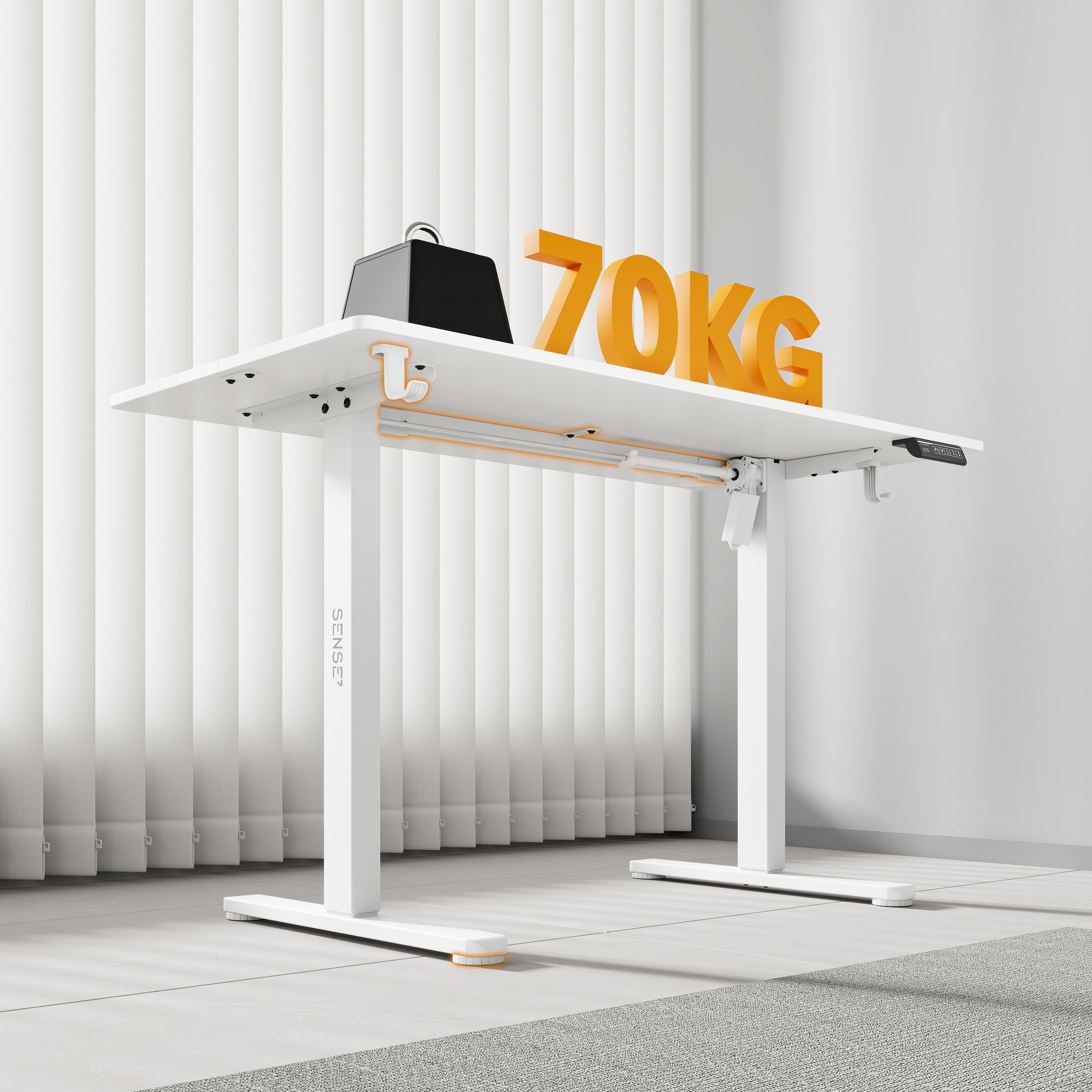 Een witte verstelbare bureau met een zwart gewicht erop. De tekst "70KG" is oranje. Witte jaloezieën op de achtergrond.