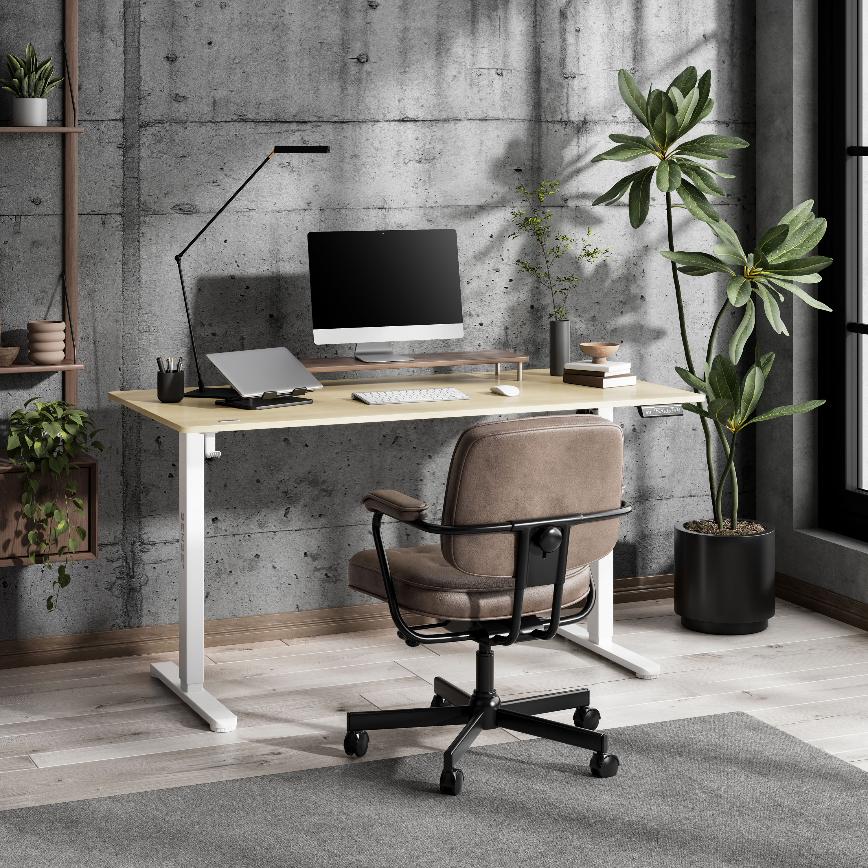 Een moderne kantooropstelling met een bureau, stoel, computer, planten en een betonnen muur op de achtergrond. De scène is goed verlicht en georganiseerd.
