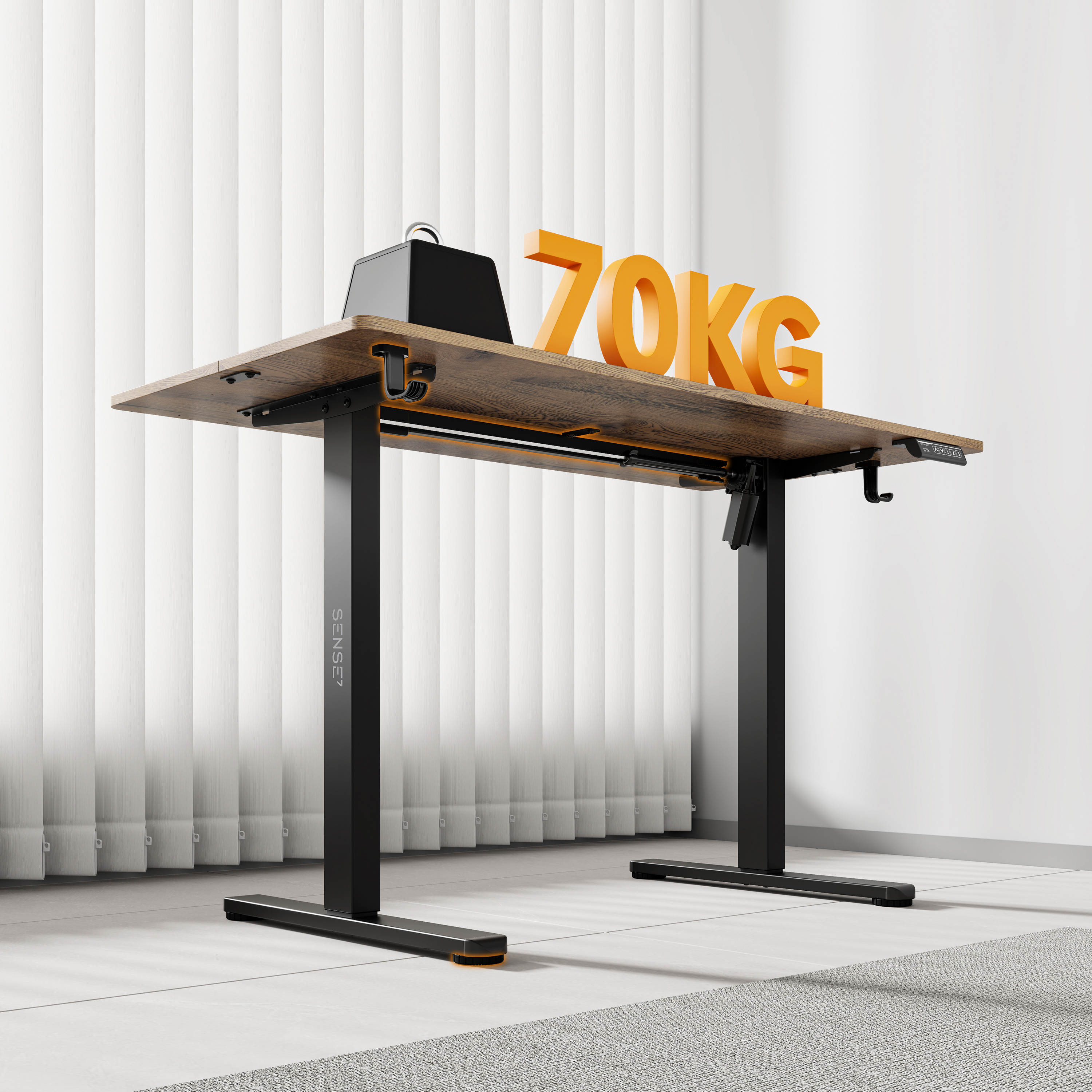 Ein höhenverstellbarer Schreibtisch mit Holzplatte und schwarzen Beinen. Ein Gewicht liegt darauf, und der Text '70KG' wird angezeigt.