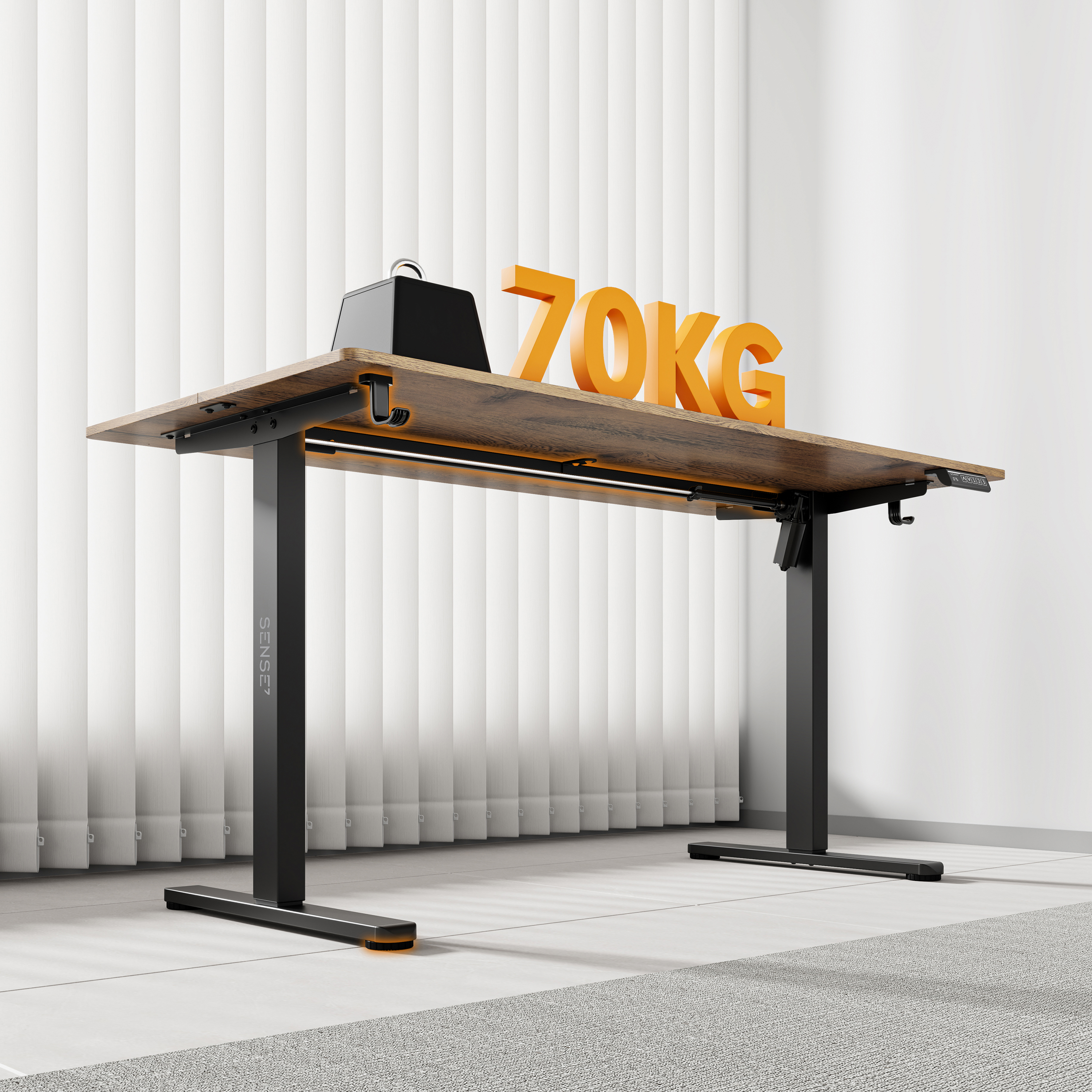 Een verstelbaar bureau, zwarte poten, houtlook blad en een gewicht van 70 KG. De achtergrond heeft witte jaloezieën.
