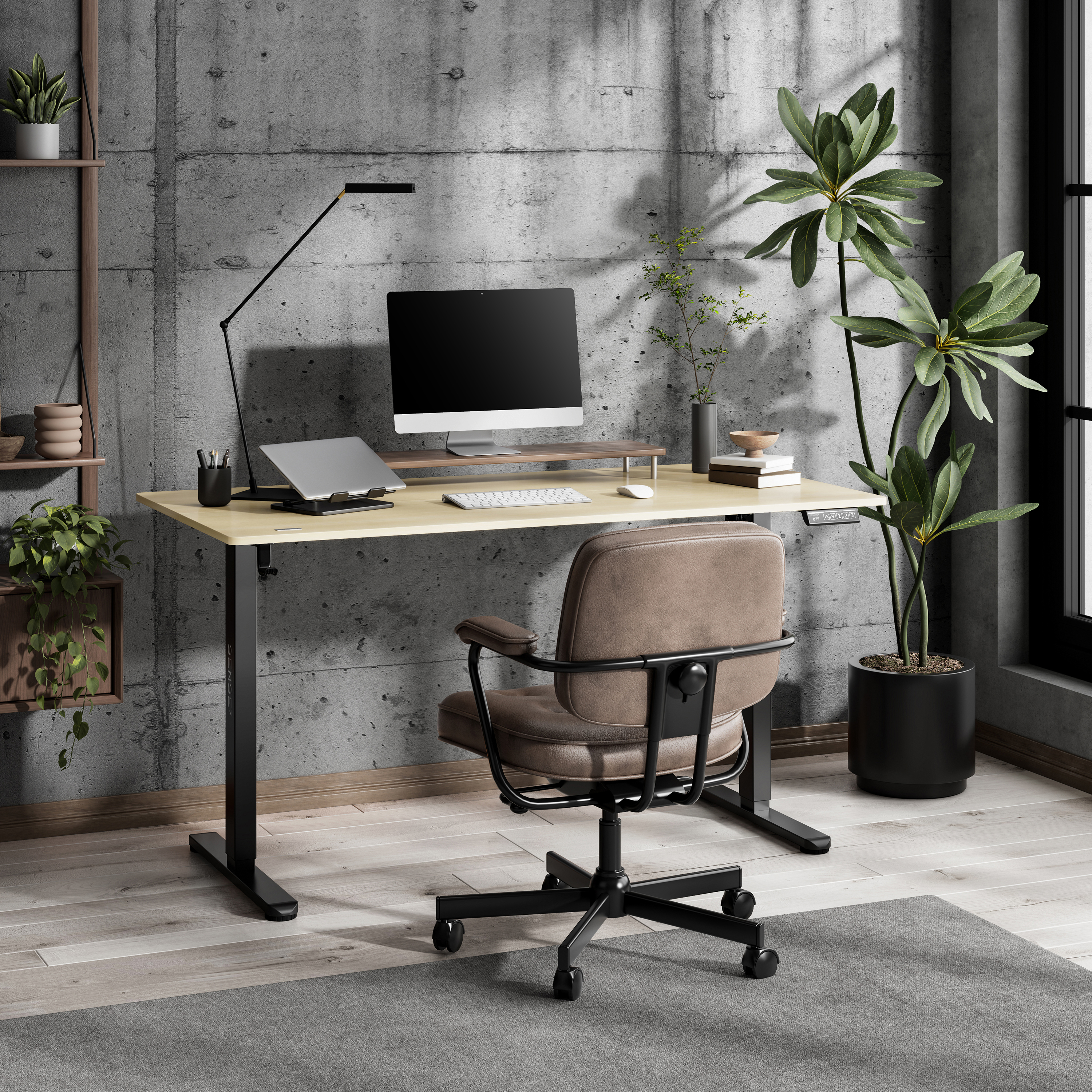 Moderne kantooropstelling met een houten bureau, computer, stoel en planten tegen een betonnen muur.
