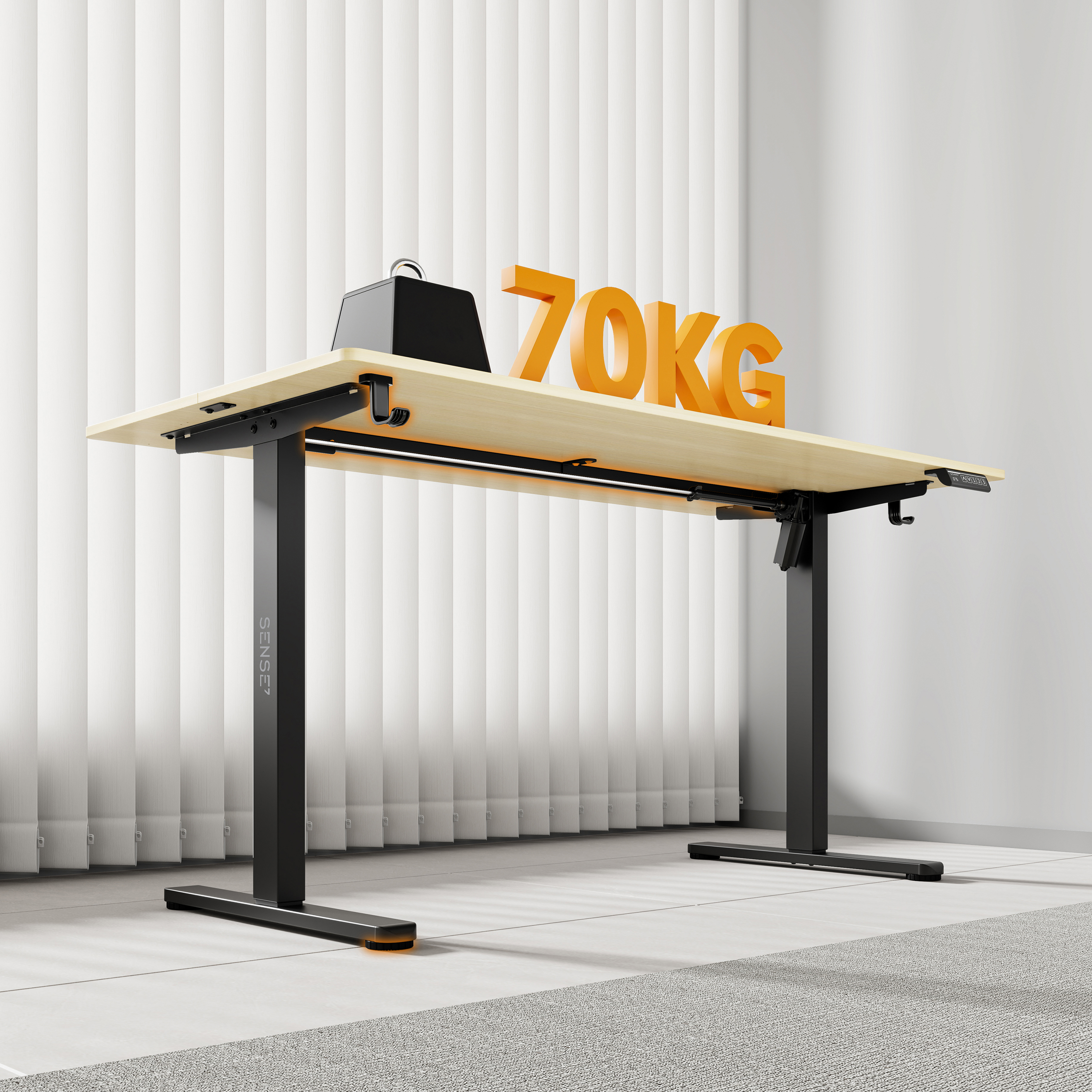Een in hoogte verstelbaar bureau met een houten blad, zwarte poten en een zwart gewicht erop. De tekst '70KG' is zichtbaar.