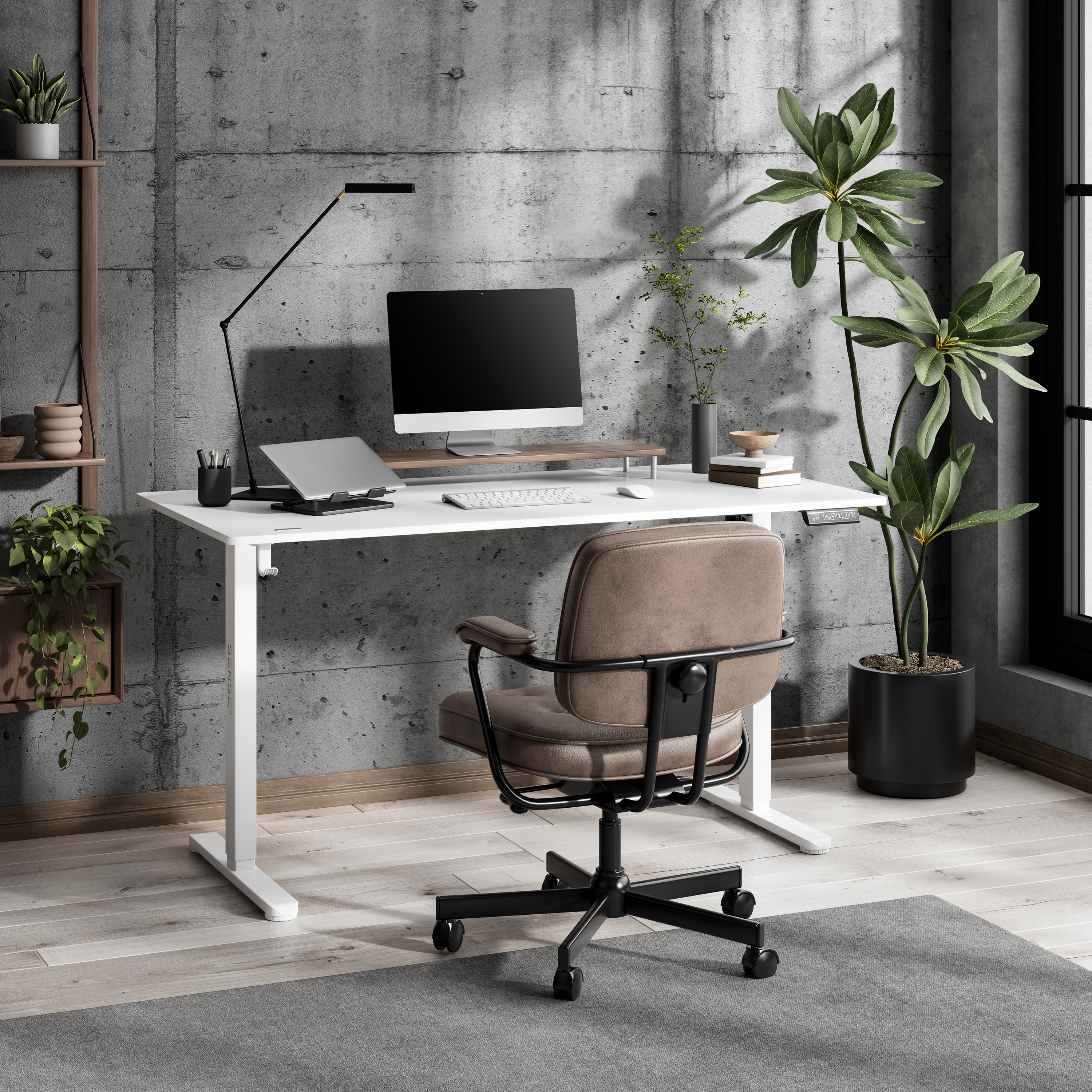 Moderne Büroeinrichtung mit weißem Schreibtisch, Computer und braunem Lederstuhl. Pflanzen und Betonwand sorgen für Stil.