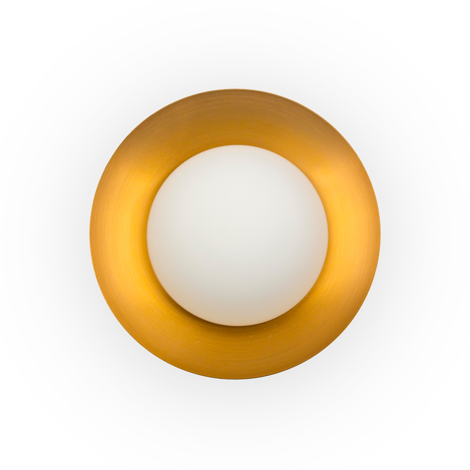 Un oggetto rotondo color oro circonda una sfera bianca. Lo sfondo è bianco.